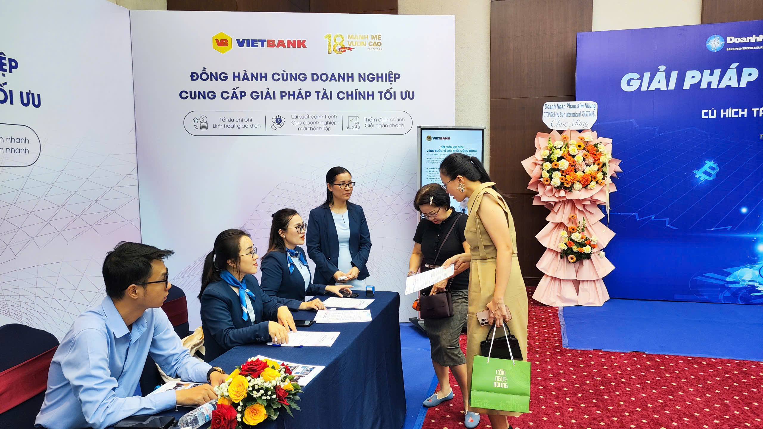 Cán bộ nhân viên Vietbank nhiệt tình tư vấn sản phẩm dịch vụ đến khách hàng tham dự sự kiện