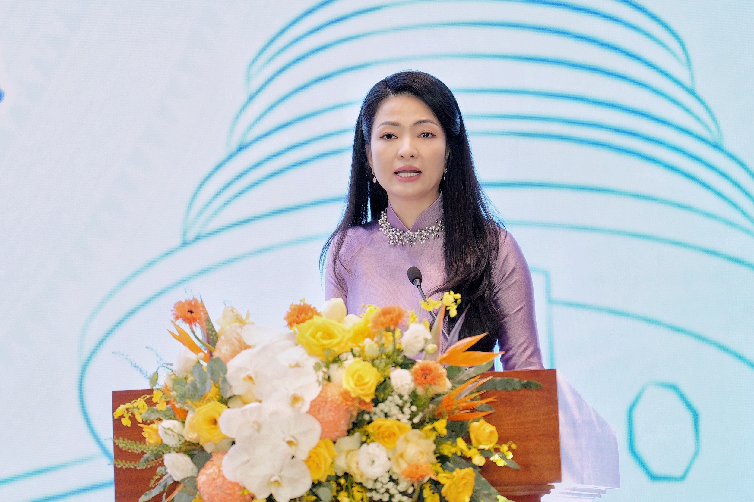 Đồng chí Nguyễn Khánh Chi, Phó Chủ tịch thường trực Công đoàn Ngân hàng Việt Nam phát biểu tại Đại hội