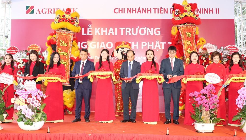 Các đại biểu cắt băng khai trương Phòng Giao dịch Phật Tích.