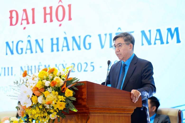 Đồng chí Trần Hồng Tuấn -Phó Chủ tịch Công đoàn Ngân hàng Việt Nam phát biểu tại Đại hội