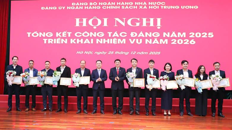 Các đảng viên hoàn thành xuất sắc nhiệm vụ 5 năm liền giai đoạn 2021 - 2025 nhận khen thưởng