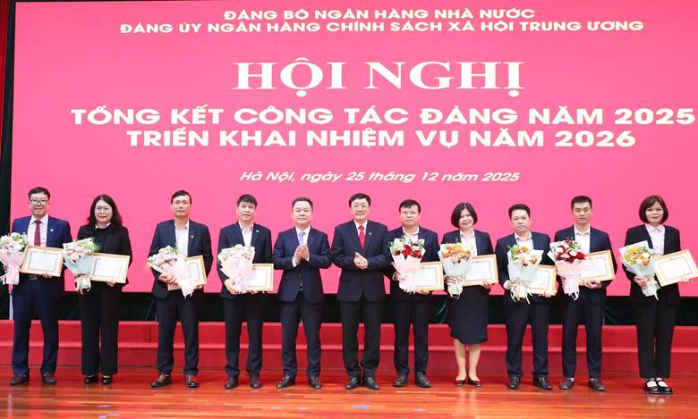 Phó Thống đốc Nguyễn Ngọc Cảnh và Bí thư Đảng ủy NHCSXHTW, Tổng Giám đốc Dương Quyết Thắng trao Giấy khen cho các tập thể chi bộ, đảng bộ hoàn thành xuất sắc nhiệm vụ tiêu biểu năm 2025
