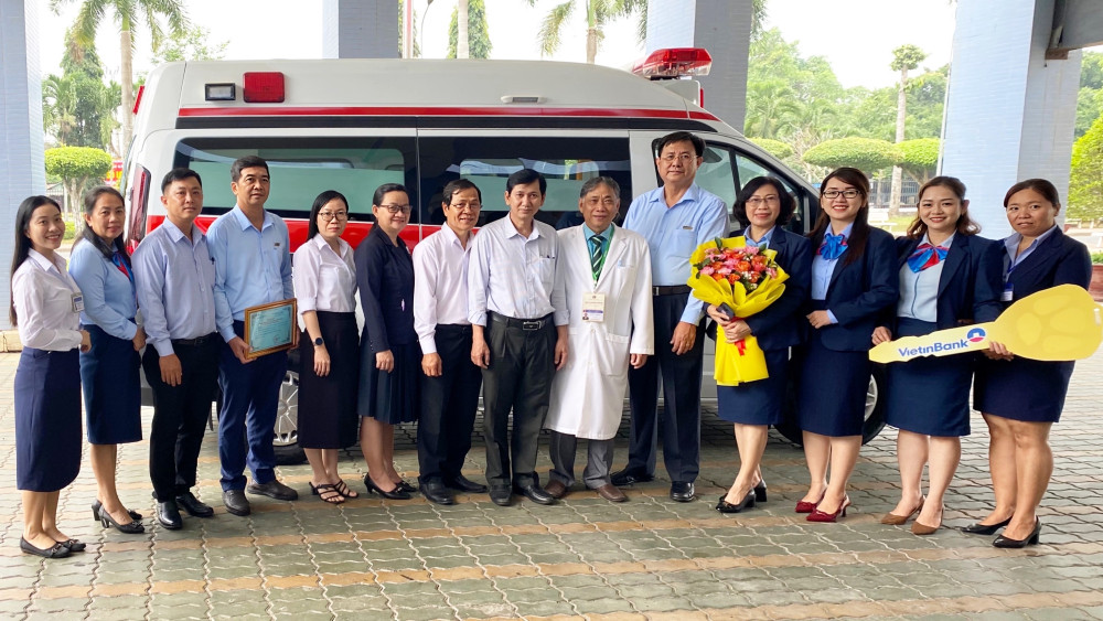 Xe cứu thương trị giá gần 1 tỉ đồng do VietinBank Chi nhánh Long An trao tặng Bệnh viện Đa khoa Long An