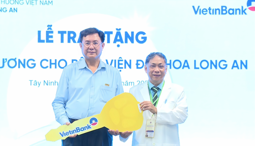 Giám đốc Ngân hàng TMCP Công Thương Việt Nam Chi nhánh Long An Phạm Thành Lộc trao biểu trưng chìa khoá, tài trợ xe cứu thương cho Bệnh viện Đa khoa Long An