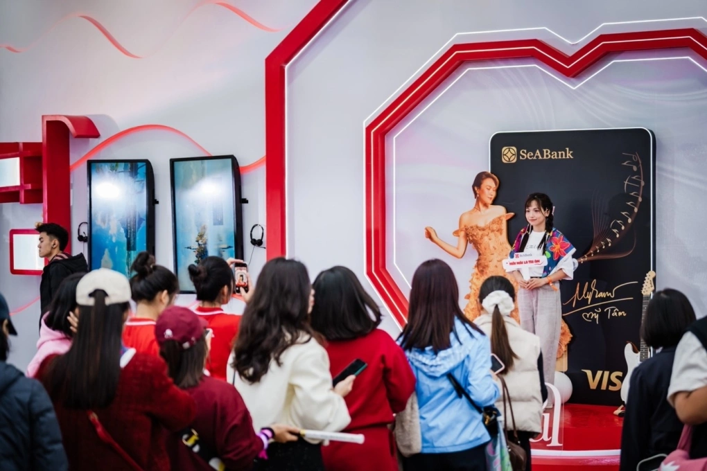 Booth check-in cùng thẻ SeASoul thu hút sự quan tâm của đông đảo khán giả. Ảnh: SeABank