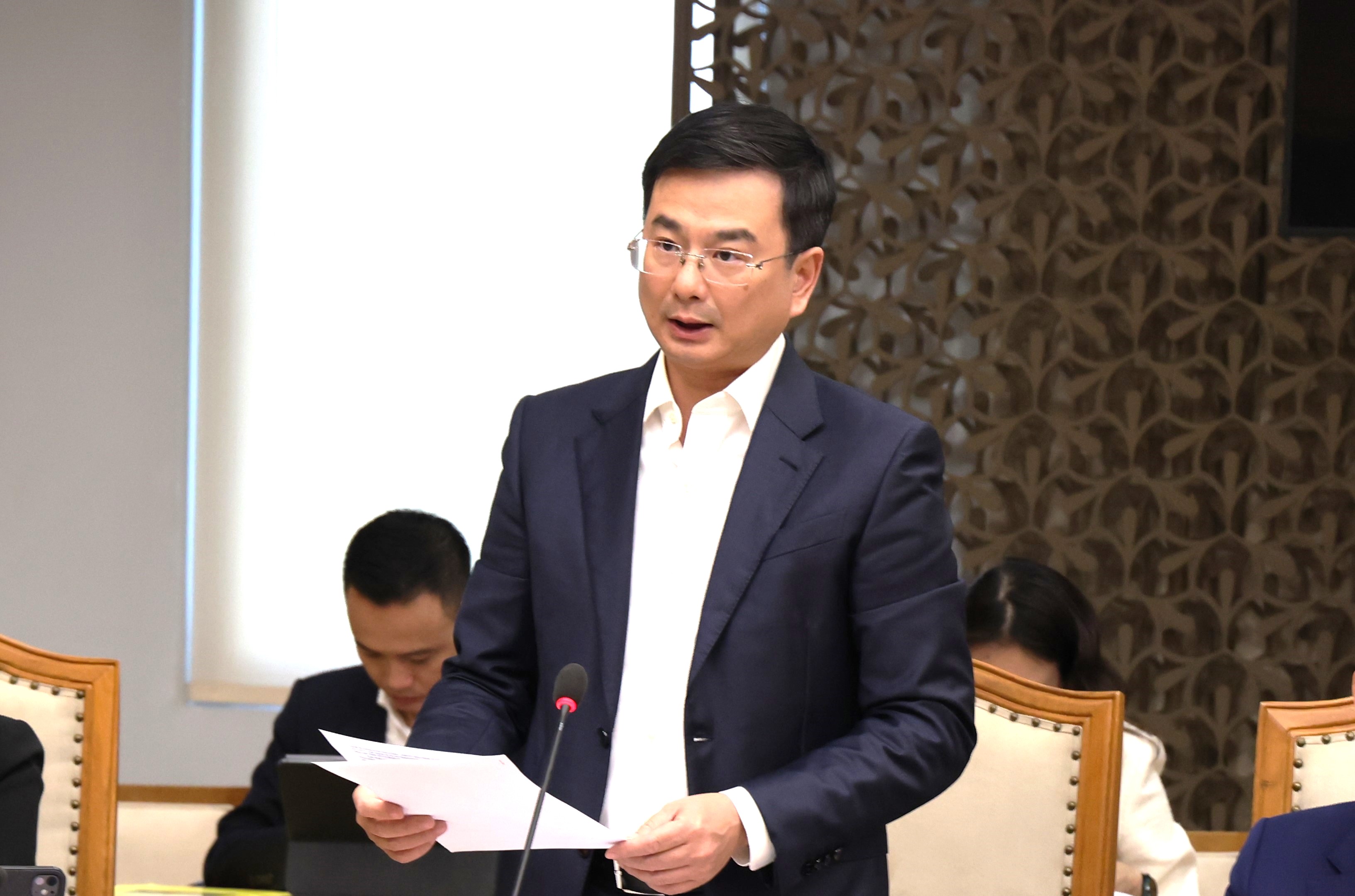 Phó Thống đốc NHNN Phạm Thanh Hà trình bày báo cáo tại Phiên họp