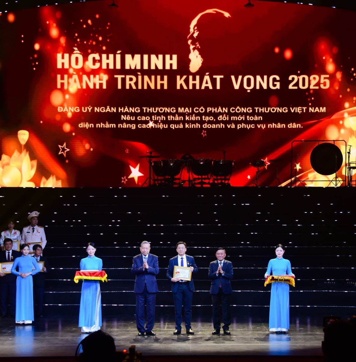Tổng Bí thư Tô Lâm và Thường trực Ban Bí thư Trần Cẩm Tú trao chứng nhận và biểu trưng vinh danh tập thể điển hình tiêu biểu cho Đảng ủy VietinBank.