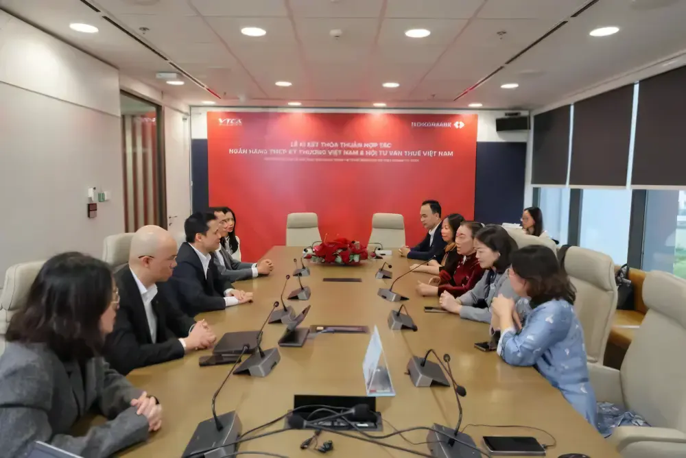 Hai bên trao đổi các nội dung hợp tác.