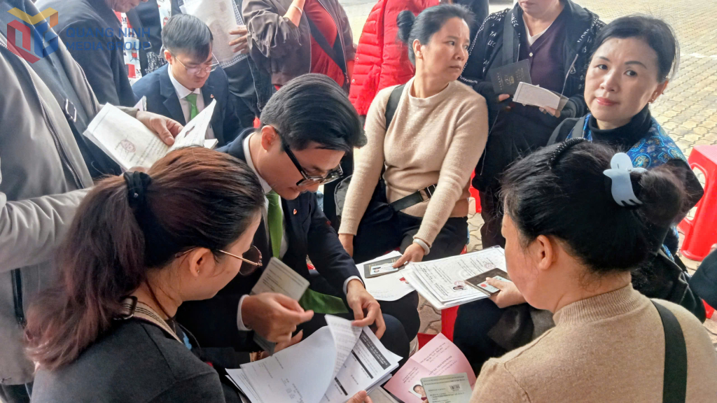 Tại chương trình, hơn 200 hộ kinh doanh người Trung Quốc trên địa bàn phường Móng Cái 1 được hướng dẫn đăng ký cài đặt dịch vụ thanh toán QR xuyên biên giới của Vietcombank - One QR.