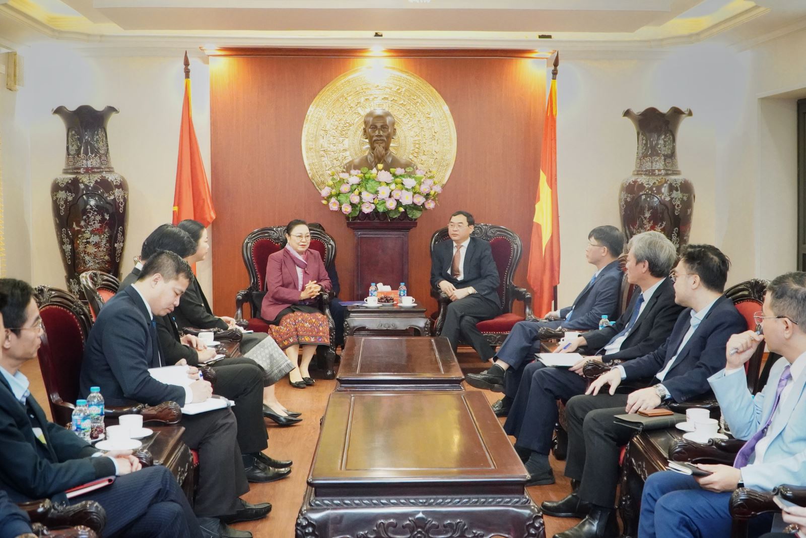 Tổng Giám đốc VDB tiếp và làm việc với Đại sứ Lào: Thúc đẩy hợp tác đầu tư hạ tầng và phát triển bền vững