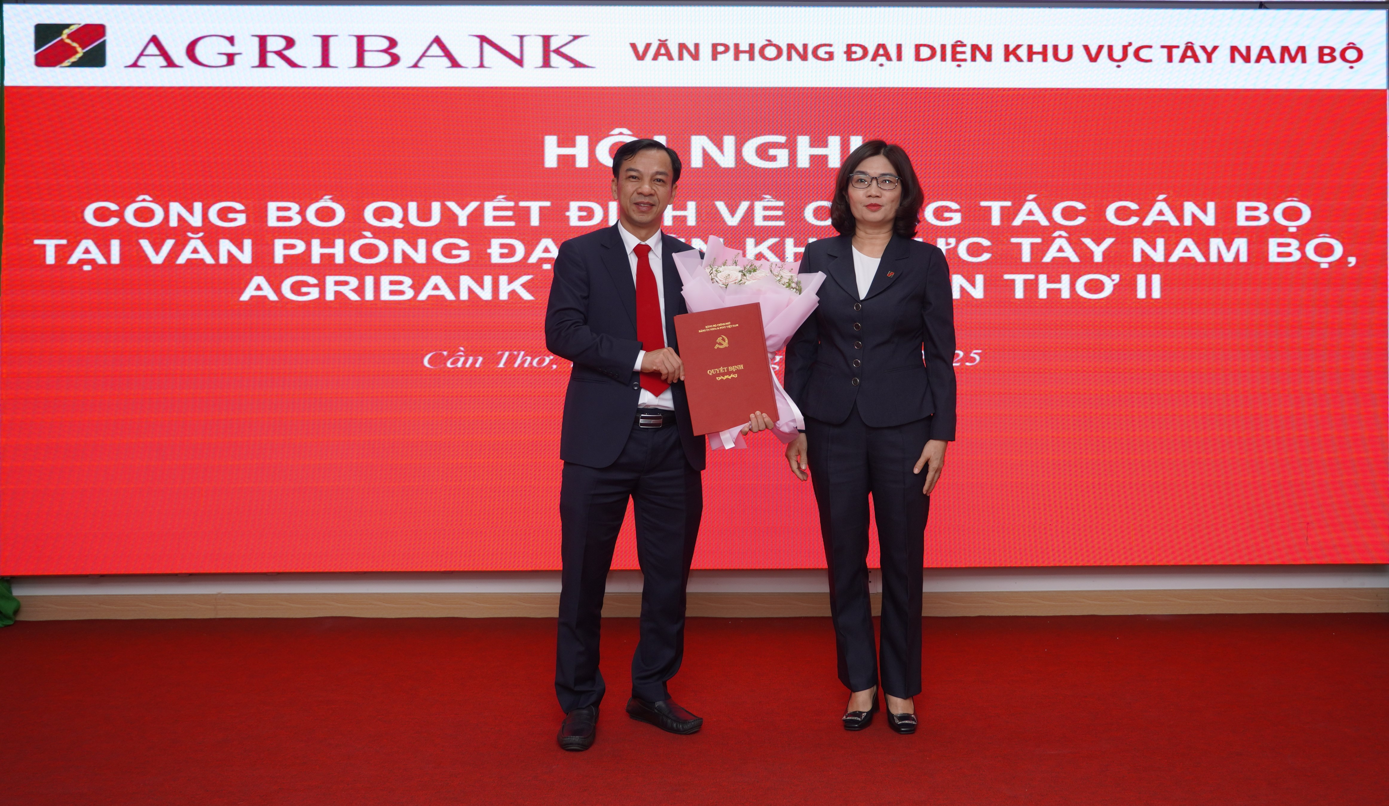 Bà Từ Thị Kim Thanh - Ủy viên Ban Chấp hành Đảng bộ, Thành viên Hội đồng thành viên trao quyết định cho ông Phạm Phú Phúc - Giám đốc Agribank Chi nhánh Cần Thơ II