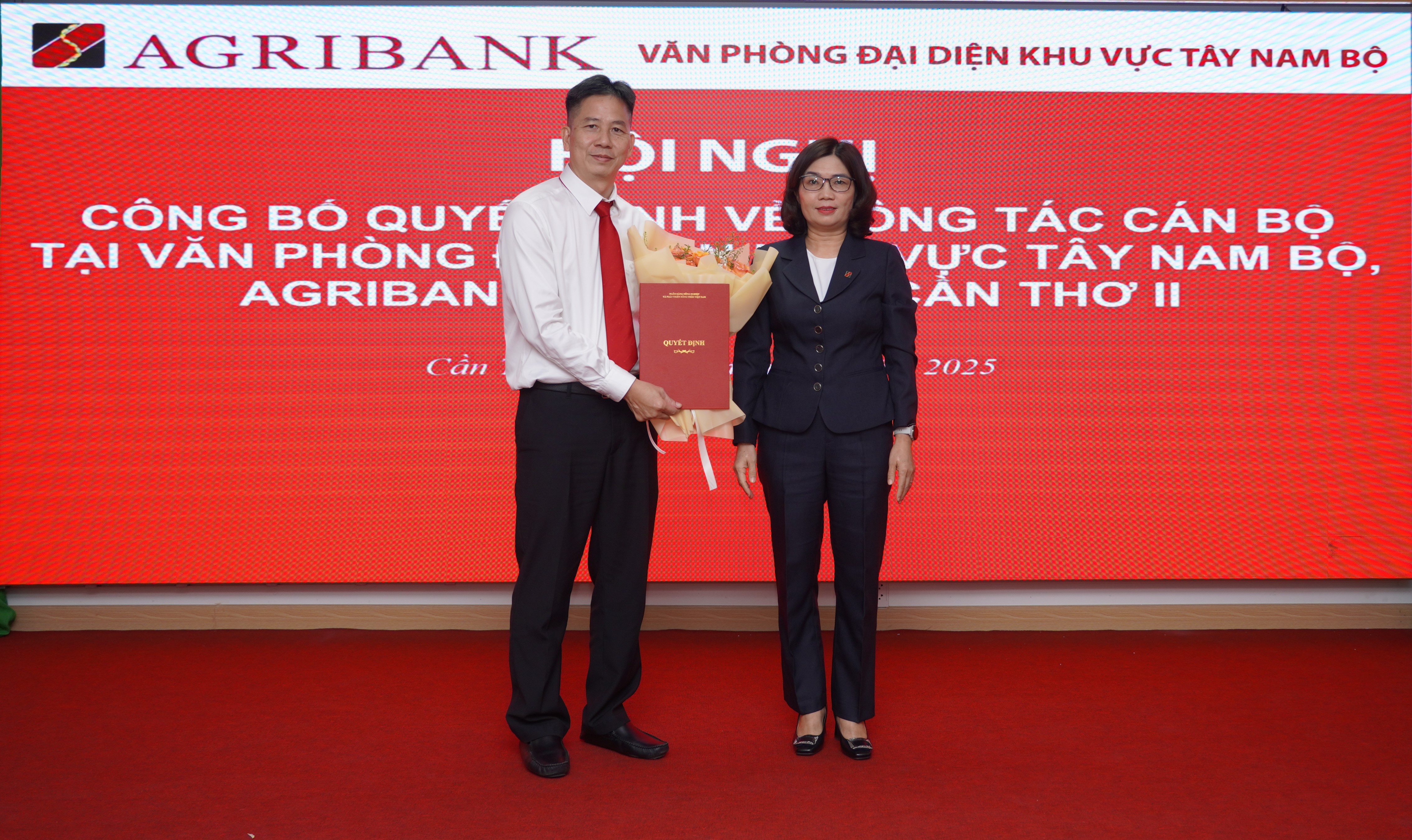 Bà Từ Thị Kim Thanh - Ủy viên Ban Chấp hành Đảng bộ, Thành viên Hội đồng thành viên trao quyết định cho ông Trương Hoàng Hải - Phó Trưởng Văn phòng đại diện Agribank khu vực Tây Nam Bộ