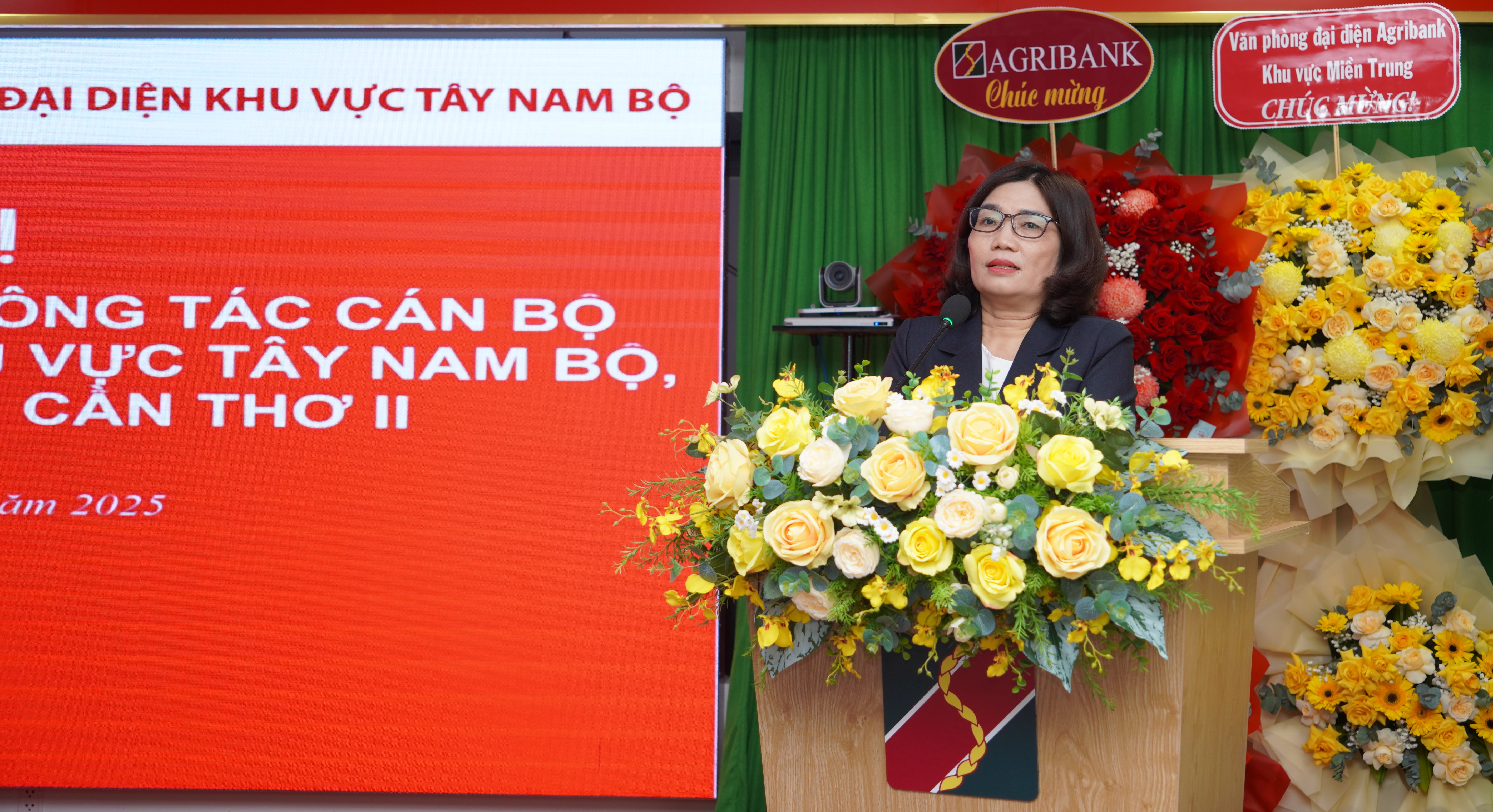 Bà Từ Thị Kim Thanh - Ủy viên Ban Chấp hành Đảng bộ, Thành viên Hội đồng thành viên phát biểu tại hội nghị