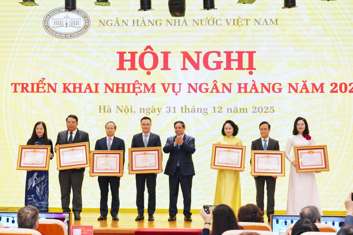 Thay mặt Lãnh đạo Đảng, Nhà nước, Thủ tướng Phạm Minh Chính trao Danh hiệu Chiến sĩ Thi đua toàn quốc và Bằng khen của Thủ tướng Chính phủ cho các cá nhân đã có thành tích xuất sắc góp trong phong trào thi đua, góp phần vào sự nghiệp xây dựng chủ nghĩa xã hội và bảo vệ Tổ quốc