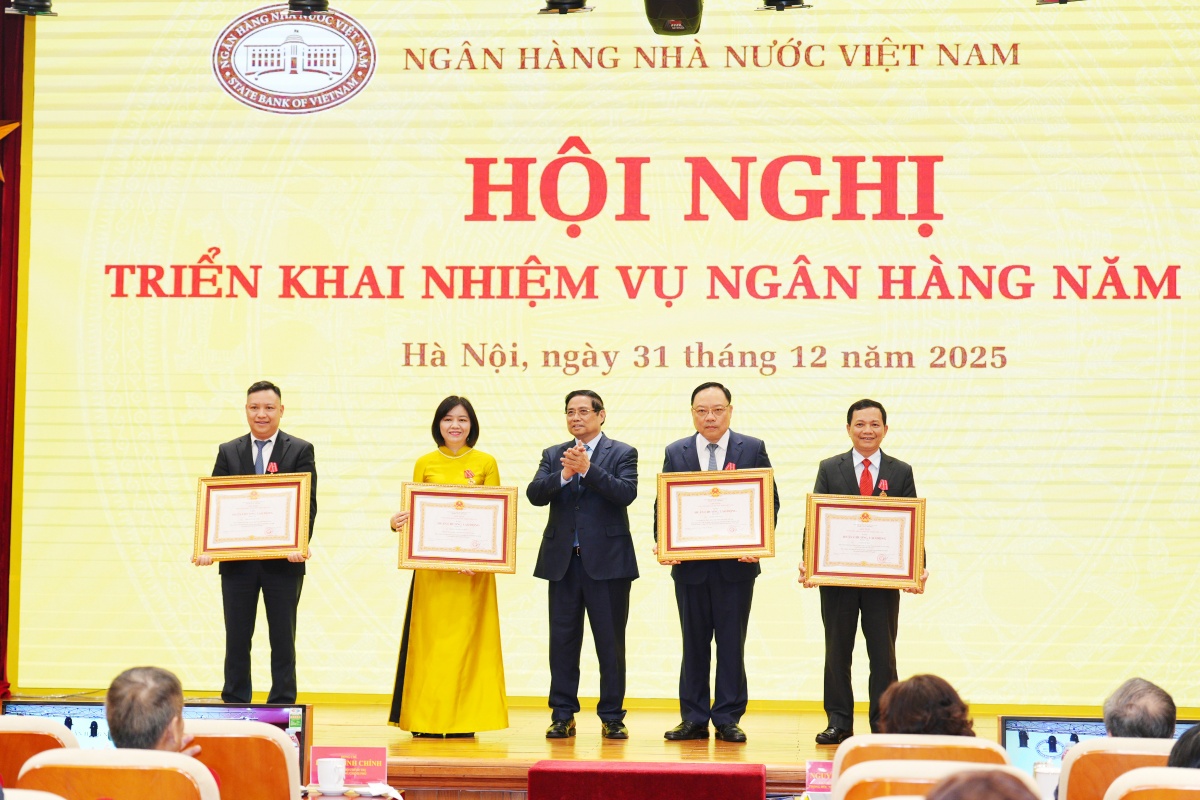 Thay mặt Lãnh đạo Đảng, Nhà nước, Thủ tướng Phạm Minh Chính trao Huân chương Lao động cho các cá nhân đã có thành tích xuất sắc trong công tác
