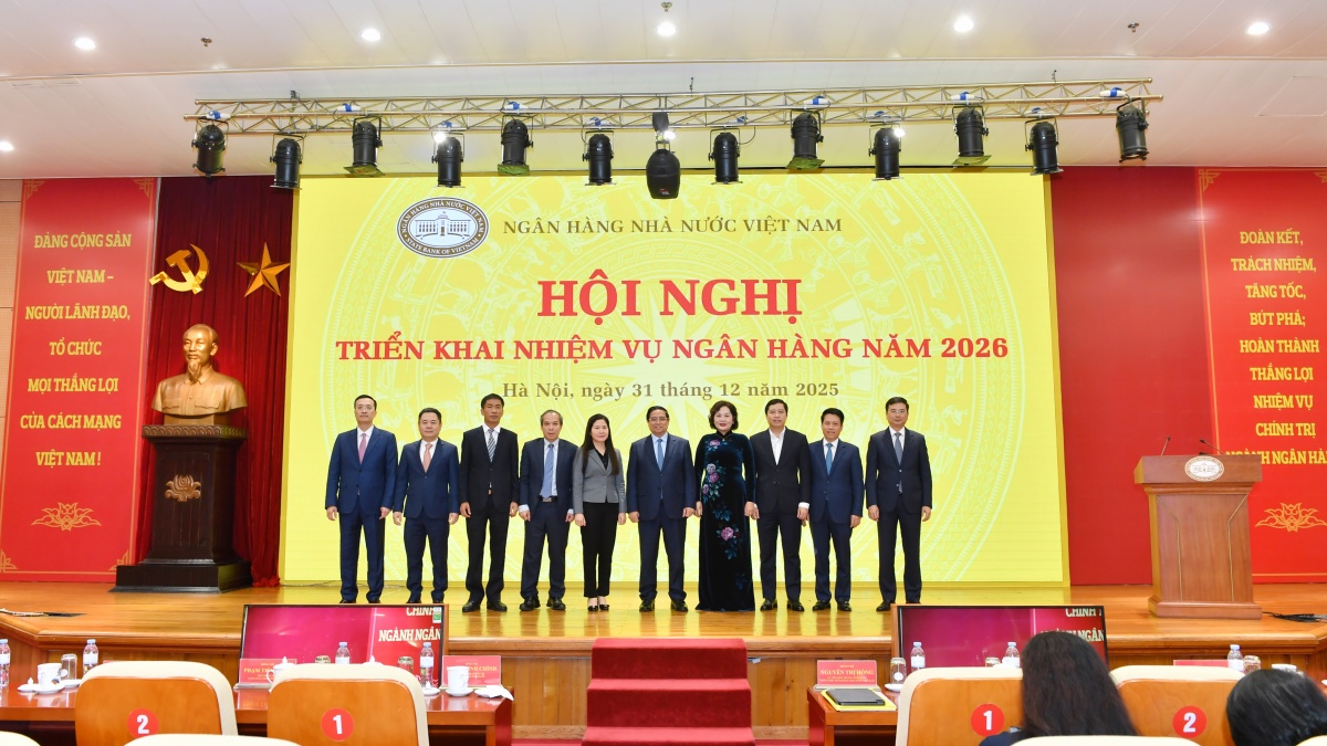 Thủ tướng Chính phủ và các đại biểu tham dự chụp ảnh lưu niệm với Ban lãnh đạo NHNN