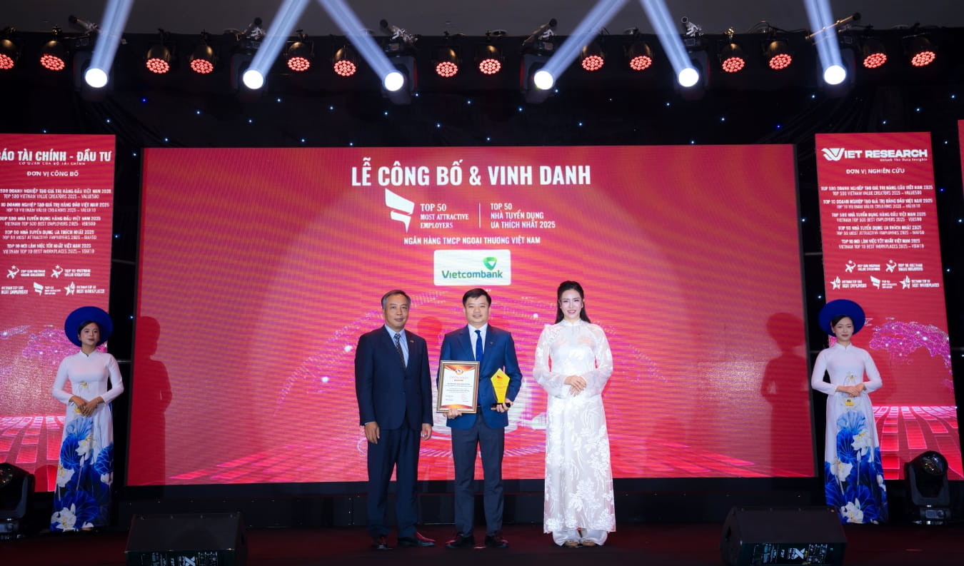 Đại diện Vietcombank, ông Nguyễn Kiên Hiếu - Phó Trưởng Ban Tổ chức và Nhân sự (đứng giữa) nhận giải thưởng “Top 50 Nhà tuyển dụng ưa thích nhất năm 2025” (Vietcombank xếp thứ 1)