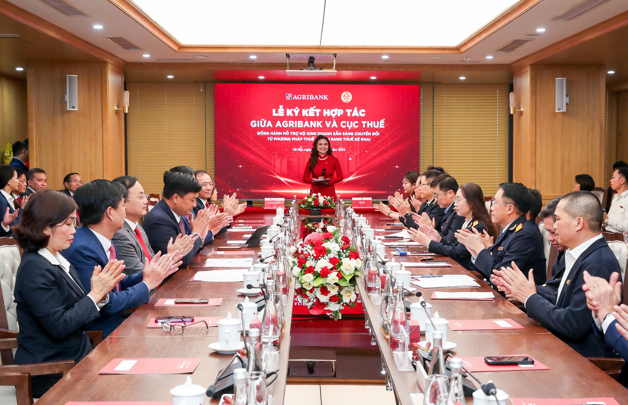Các đại biểu dự Lễ ký kết hợp tác giữa Cục Thuế và Agribank