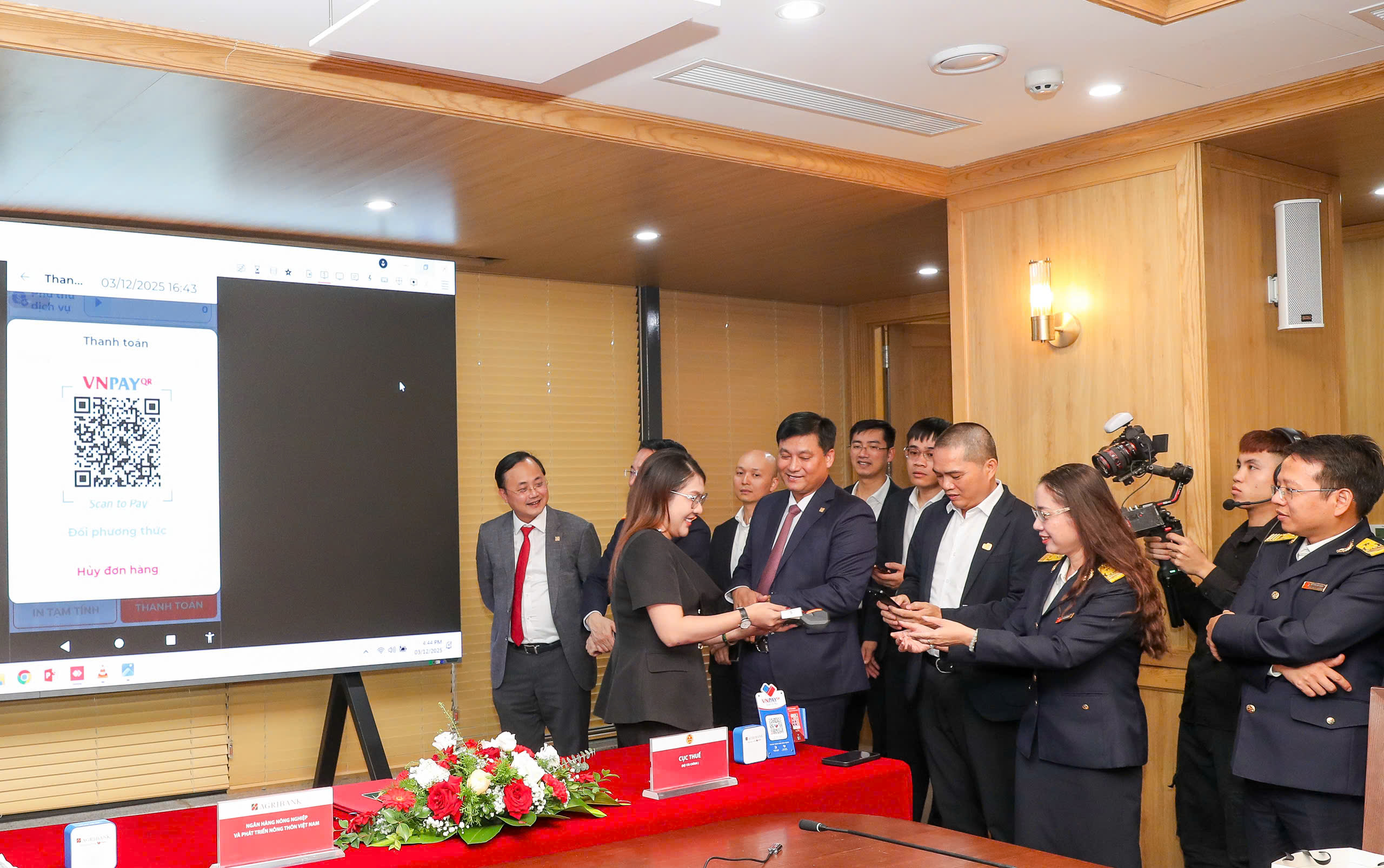 Đại biểu đại diện Agribank và Cục thuế cùng khách hàng hộ kinh doanh trải nghiệm giải pháp chuyển đổi số của Agribank và VNPAY phối hợp thiết kế triển khai, dành riêng cho khách hàng chuyển đổi từ thuế khoán sang thuế kê khai