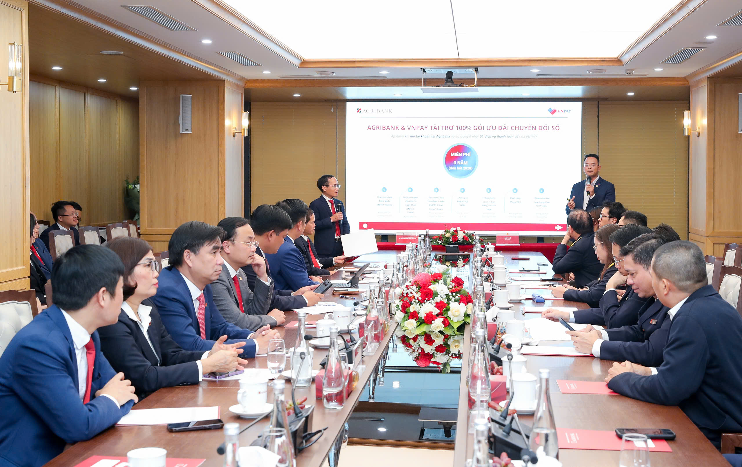 Đại diện Agribank và VNPAY giới thiệu gói giải pháp hỗ trợ hộ kinh doanh chuyển đổi từ thuế khoán sang thuế kê khai
