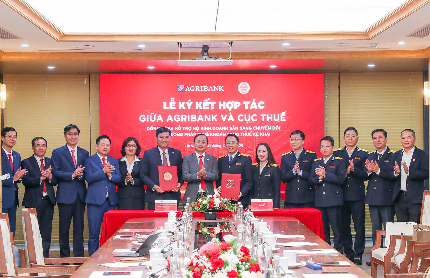 Đại diện lãnh đạo Agribank và Cục Thuế chúc mừng ký kết hợp tác thành công