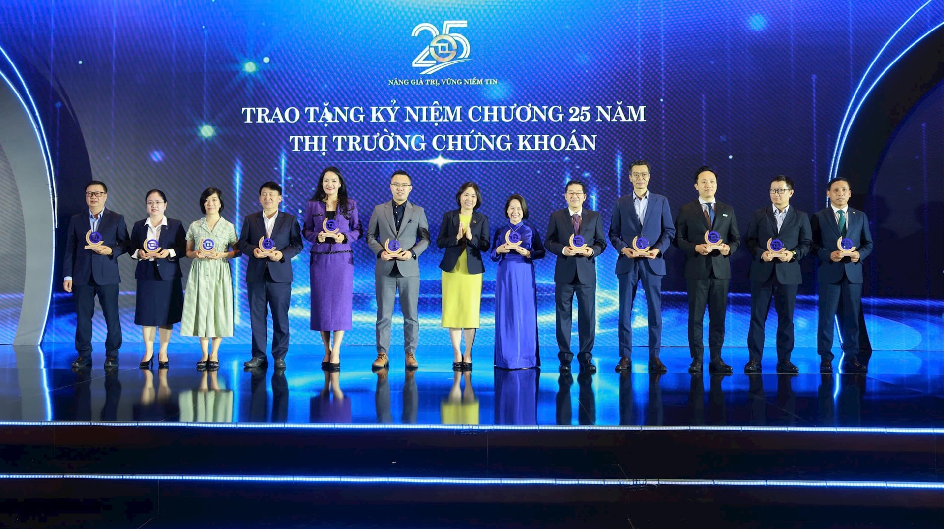 BIDV được trao tặng Kỷ niệm chương 25 năm thị trường chứng khoán Việt Nam