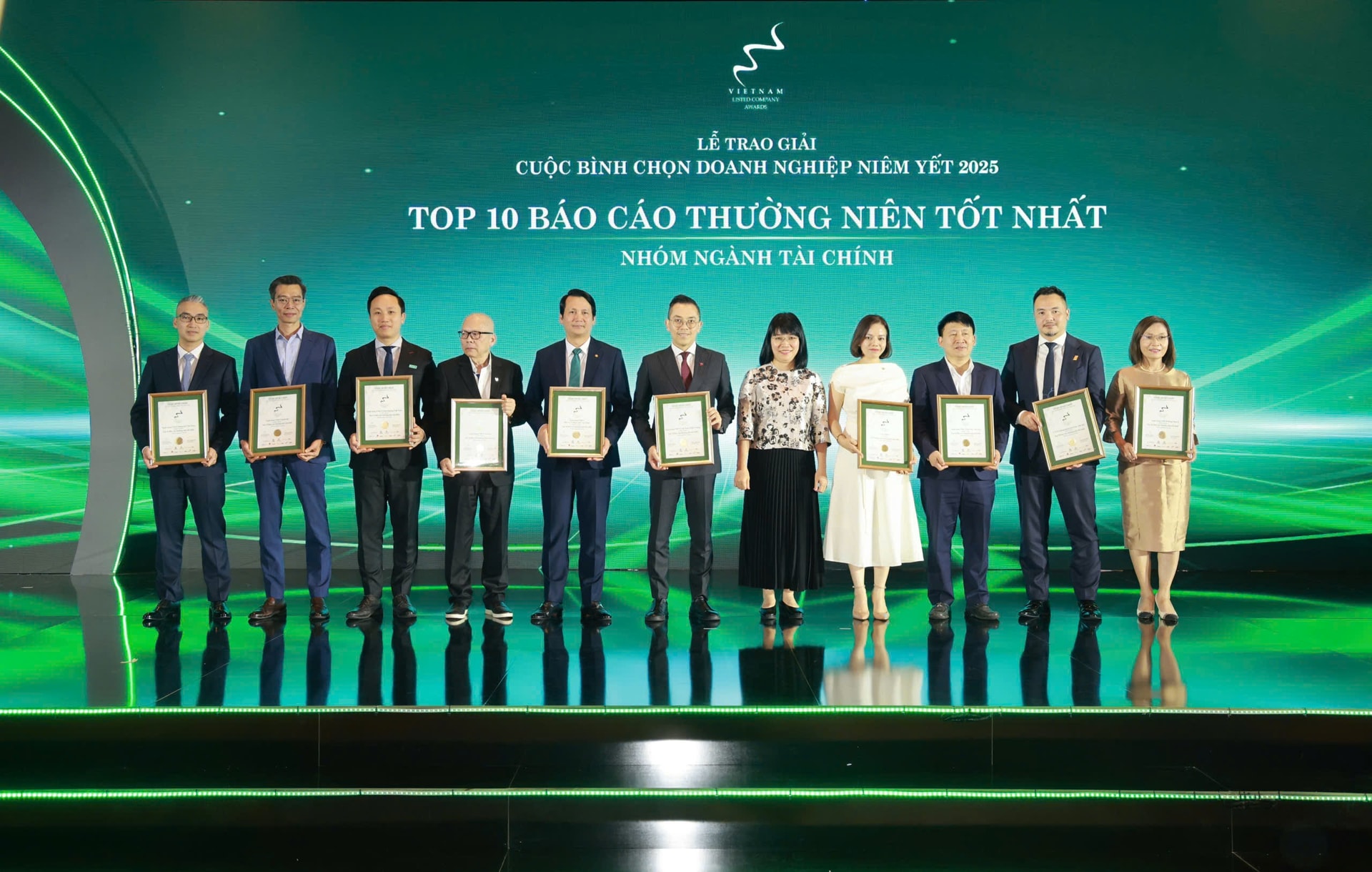 Top 10 doanh nghiệp có báo cáo thường niên tốt nhất nhóm ngành tài chính