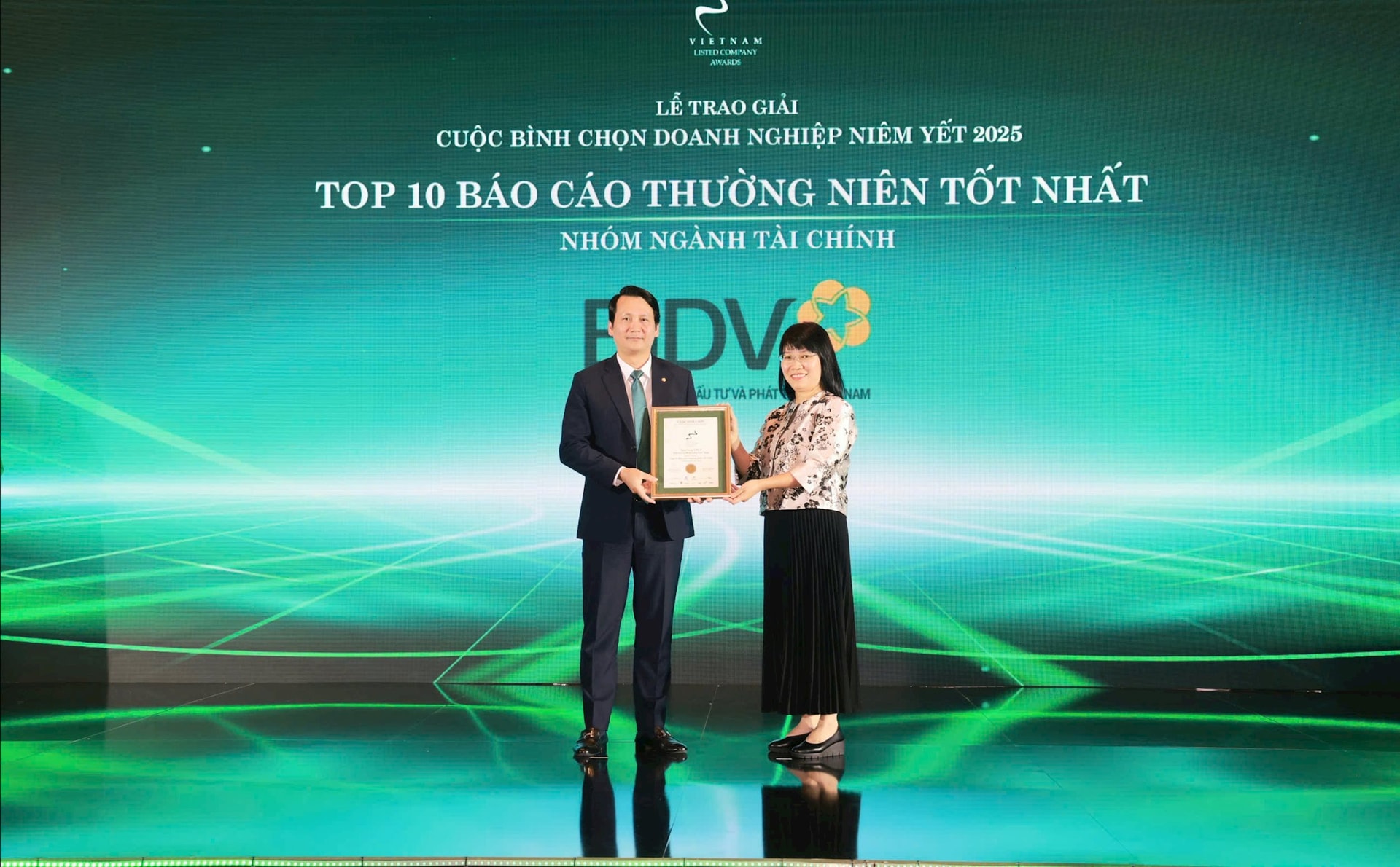 Ông Trần Long - Phó Tổng Giám đốc BIDV đại diện nhận chứng nhận Top 10 Báo cáo thường niên tốt nhất nhóm ngành tài chính