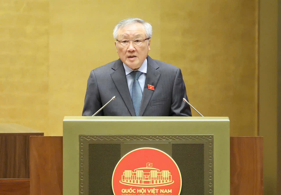 Phó Thủ tướng Thường trực Chính phủ Nguyễn Hòa Bình báo cáo tại Phiên họp