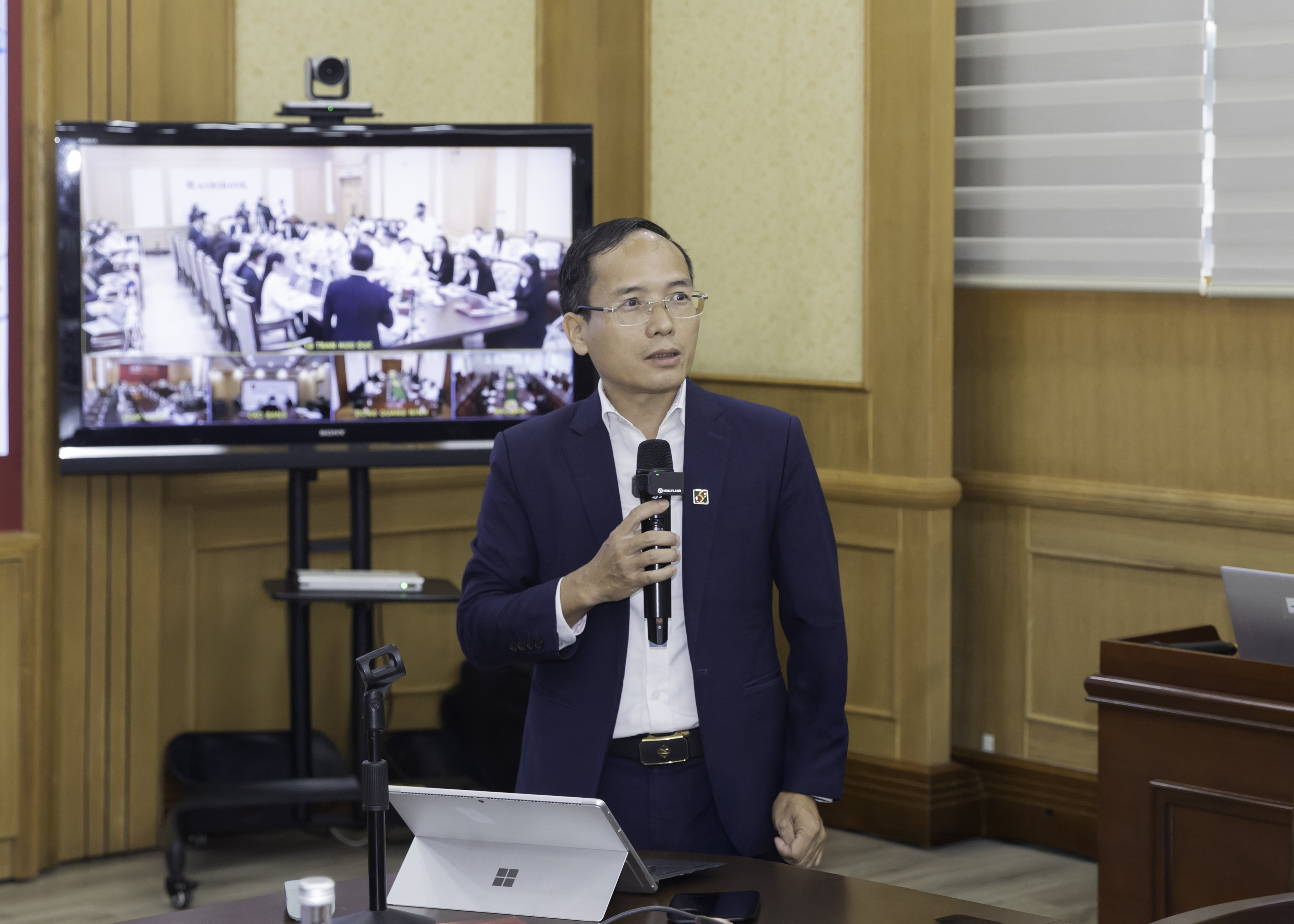 Phó Trưởng ban Khách hàng cá nhân Agribank Đinh Quang Dân trao đổi thông tin tại Hội nghị