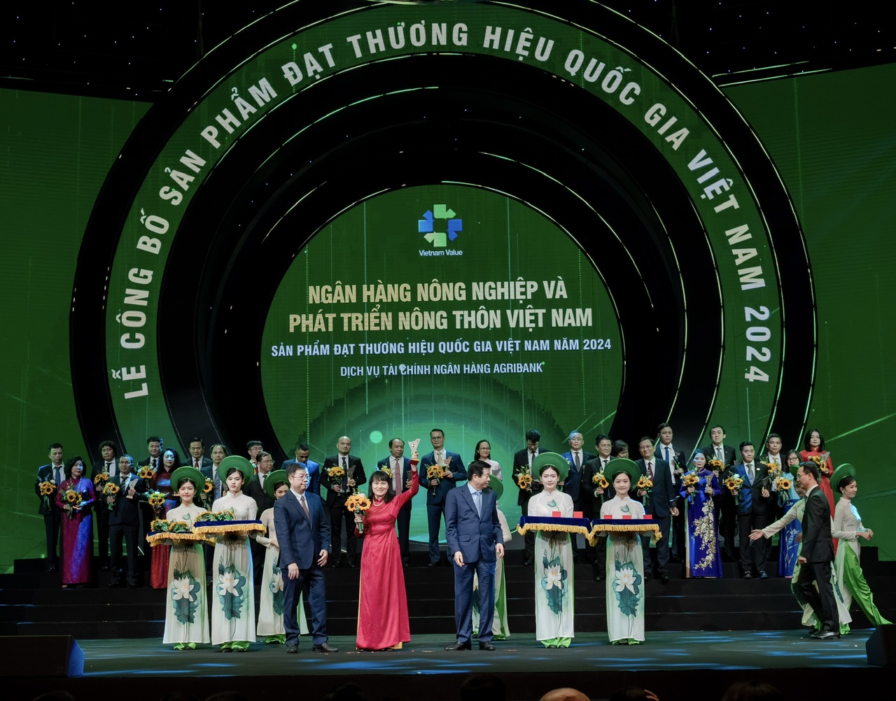 Những nỗ lực không ngừng nghỉ của nữ cán bộ, người lao động đã đóng góp quan trọng vào thành tựu chung của Agribank