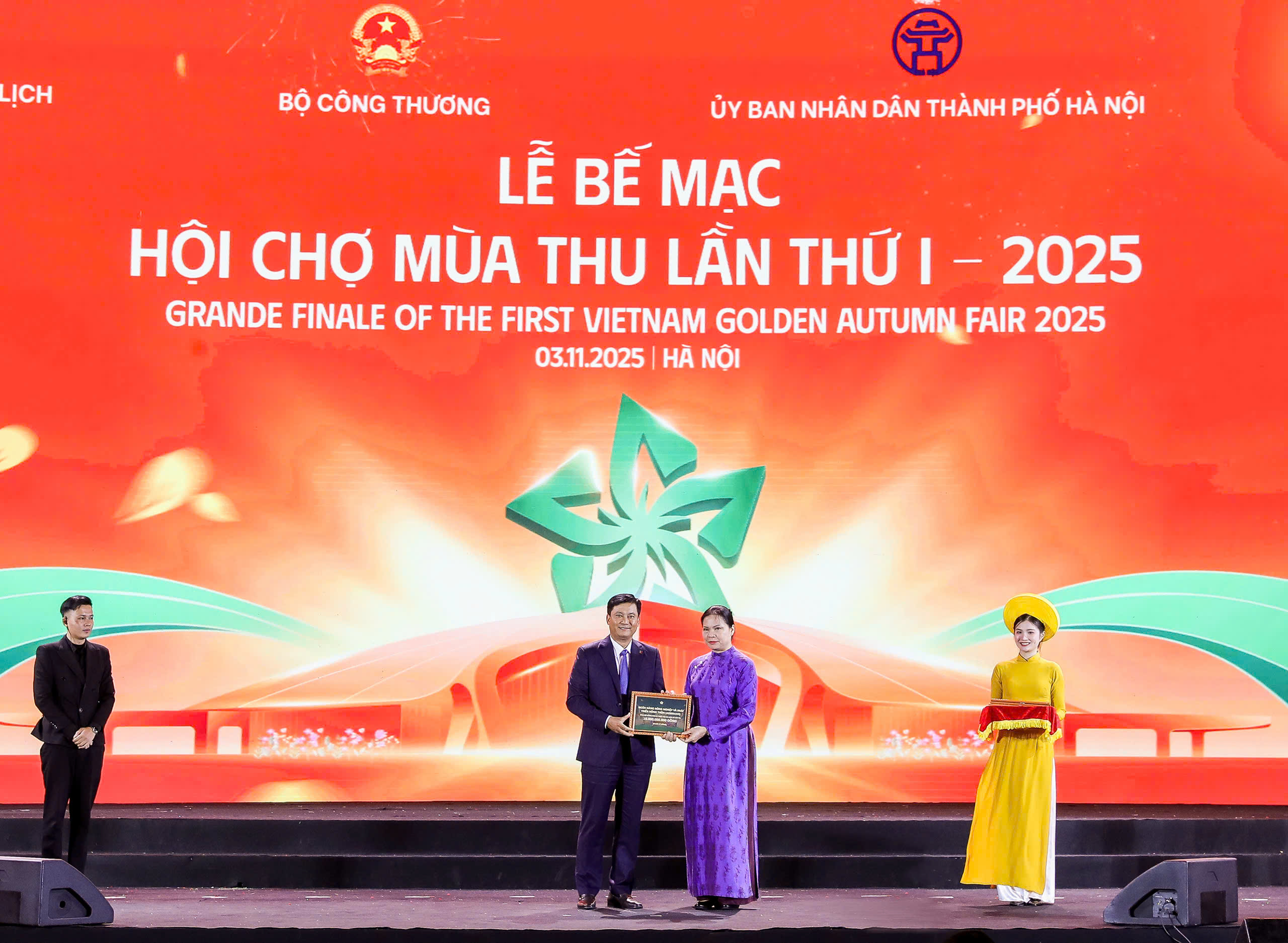 Tổng Giám đốc Agribank Phạm Toàn Vượng trao 10 tỷ đồng hỗ trợ đồng bào bị ảnh hưởng bởi mưa lũ tại Lễ bế mạc Hội chợ Mùa Thu lần thứ I
