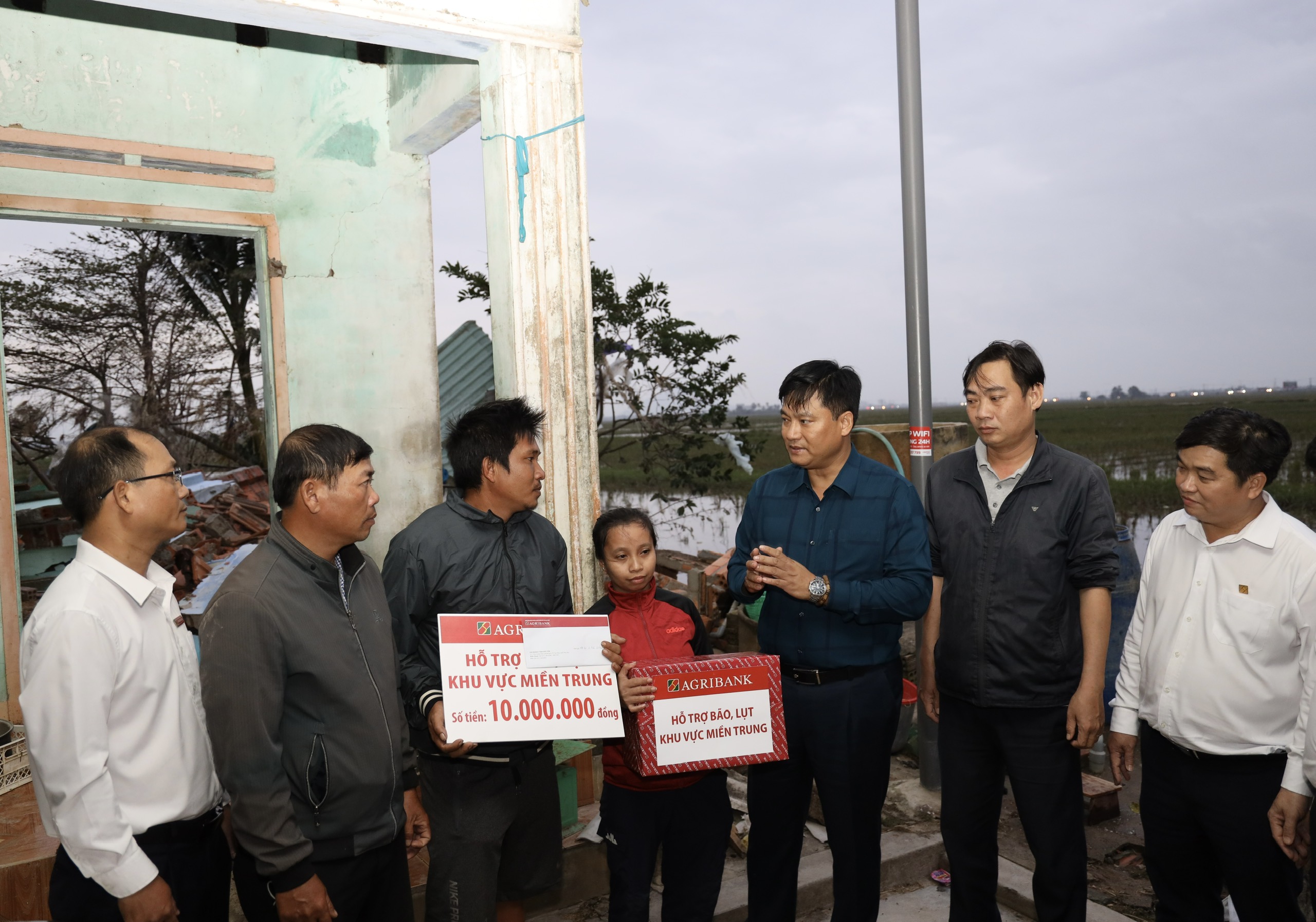 Đoàn công tác Agribank do Tổng Giám đốc Phạm Toàn Vượng dẫn đầu tới thăm hỏi, động viên khách hàng bị thiệt hại do bão lũ trên địa bàn tỉnh Khánh Hoà, Đắc Lắk