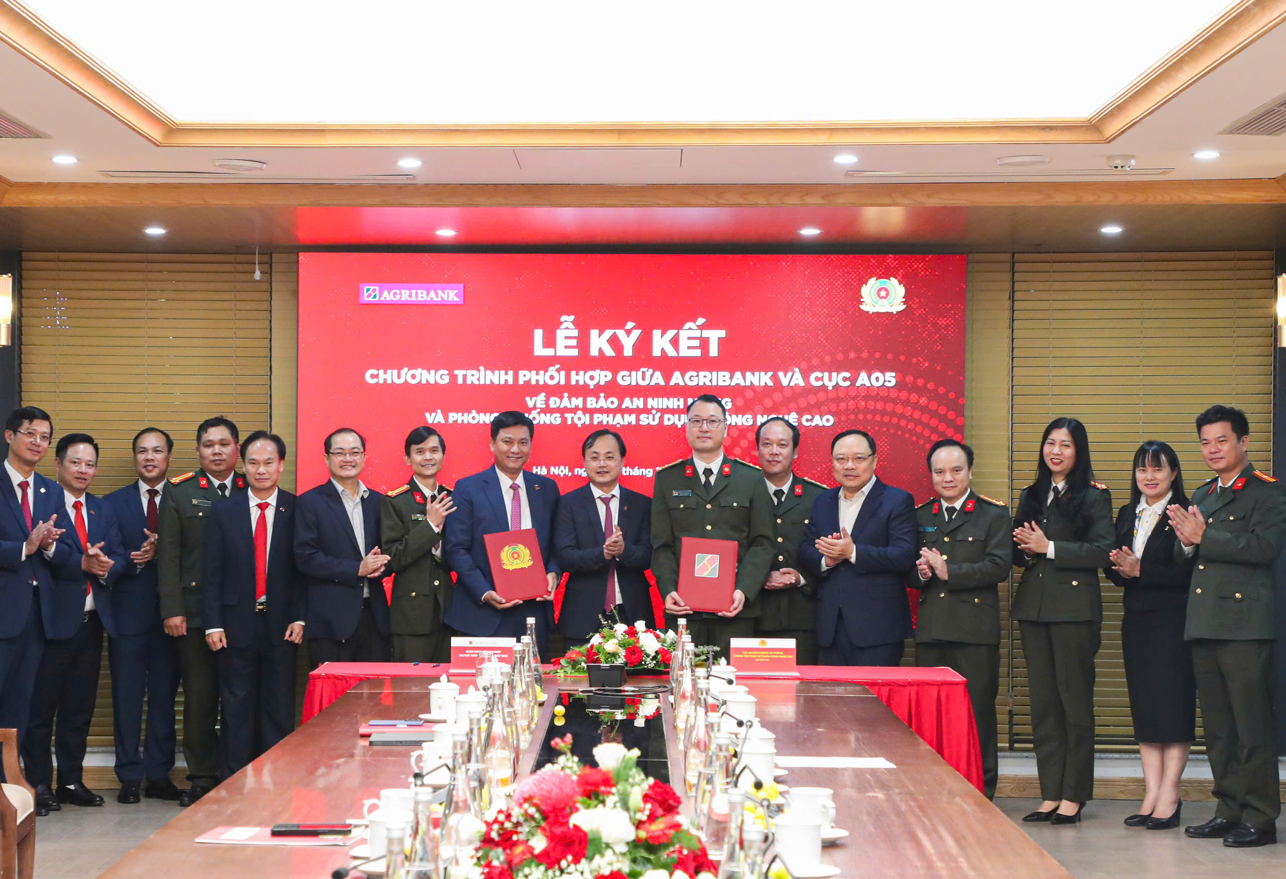 Đại diện Agribank và Cục An ninh mạng và phòng, chống tội phạm sử dụng công nghệ cao ký kết hợp tác