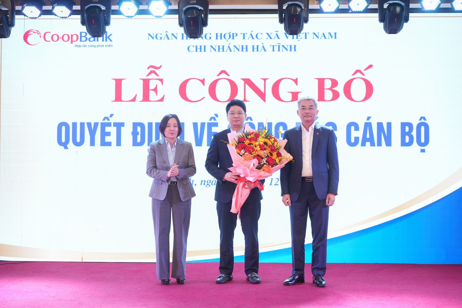 Ông Nguyễn Quốc Cường - Chủ tịch HĐQT Co-opBank và Bà Phạm Thị Hồng Minh - Thành viên HĐQT, Tổng Giám đốc Co-opBank trao Quyết định và tặng hoa chúc mừng ông Đoàn Trọng Huấn - Giám đốc Co-opBank Chi nhánh Hà Tĩnh được điều động, luân chuyển giữ chức vụ Giám đốc Co-opBank Chi nhánh Nghệ An