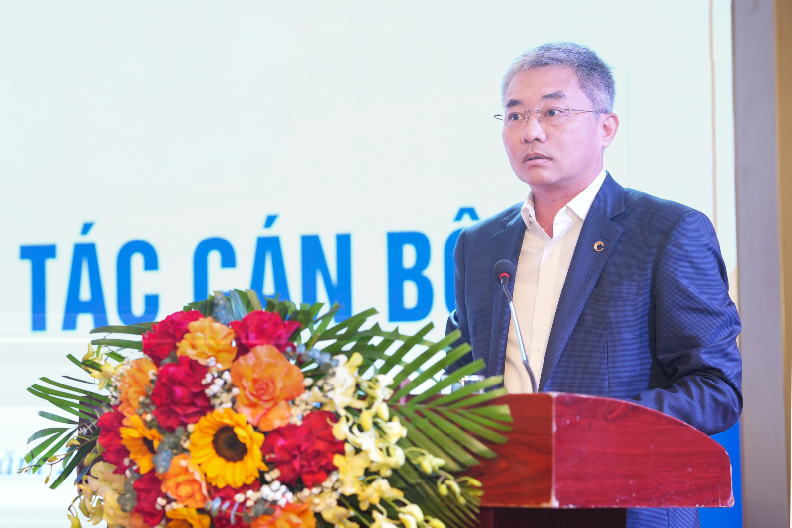 Ông Nguyễn Quốc Cường - Chủ tịch Hội đồng quản trị Co-opBank chúc mừng Co-opBank chi nhánh Hà Tĩnh đã hoàn thành tốt các nhiệm vụ được giao trong thời gian qua