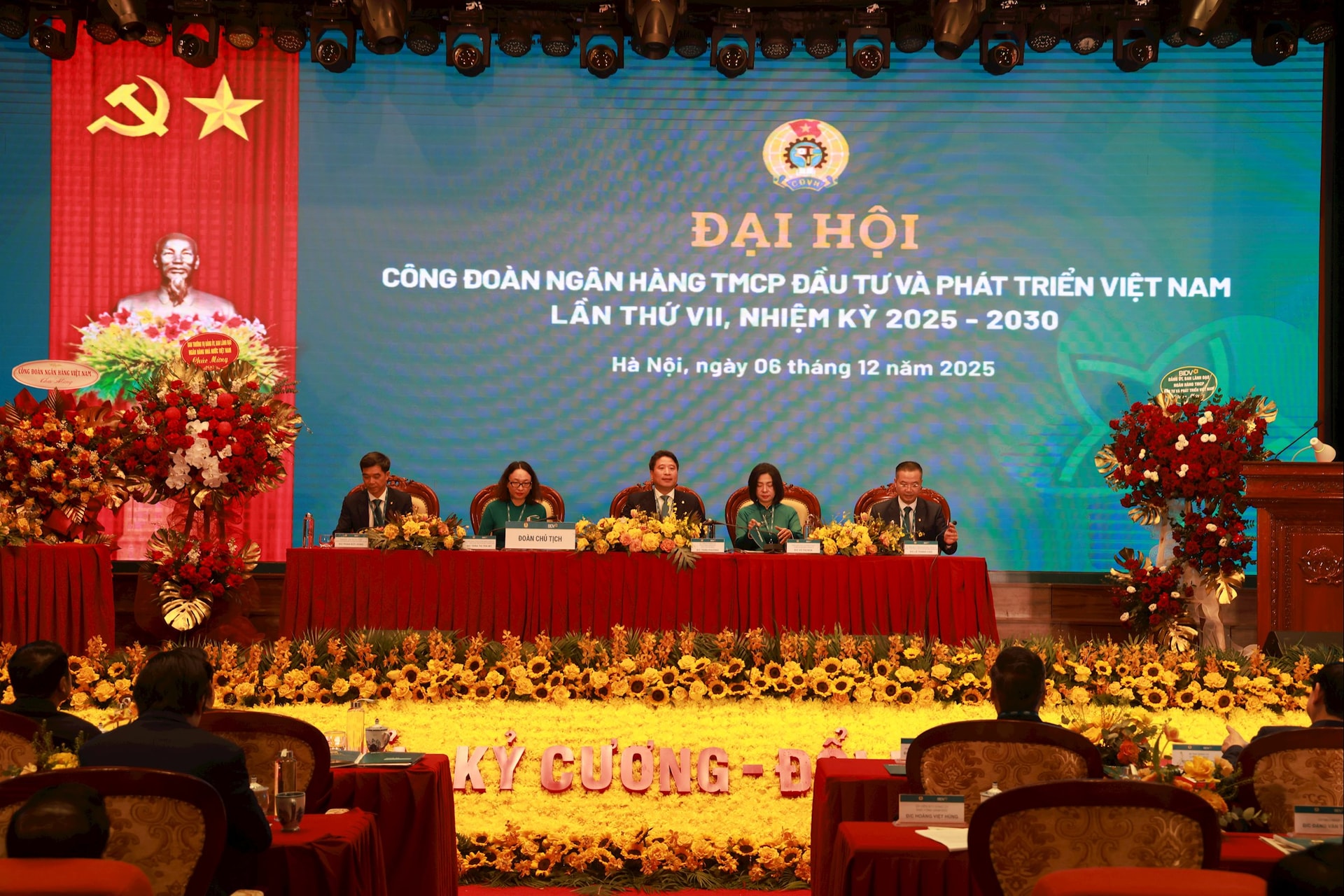 Đoàn Chủ tịch Đại hội tại phiên chính thức ngày 6/12/2025