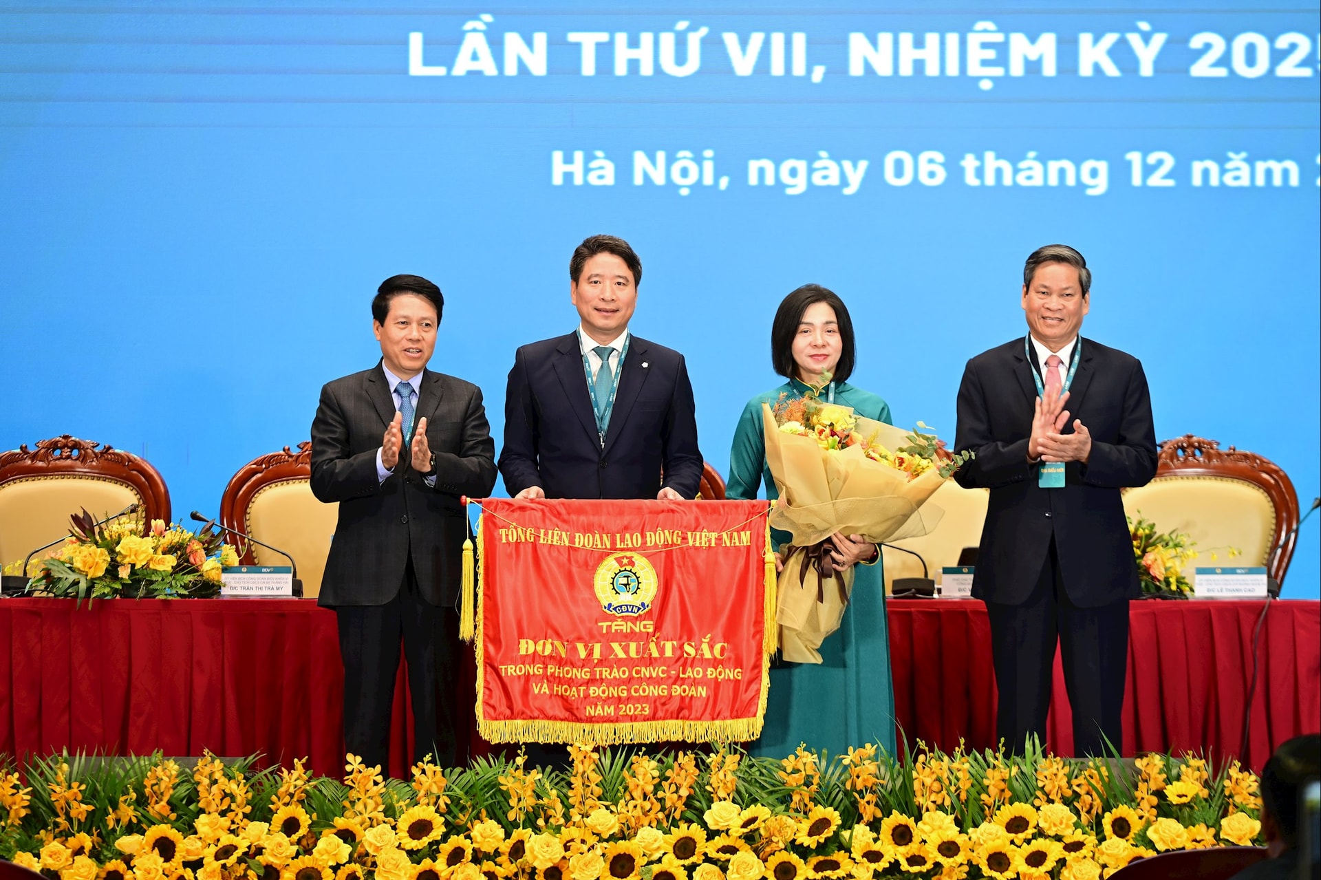 Công đoàn BIDV nhận Cờ thi đua Đơn vị xuất sắc trong phong trào CNVC - lao động và hoạt động công đoàn của Tổng Liên đoàn Lao động Việt Nam
