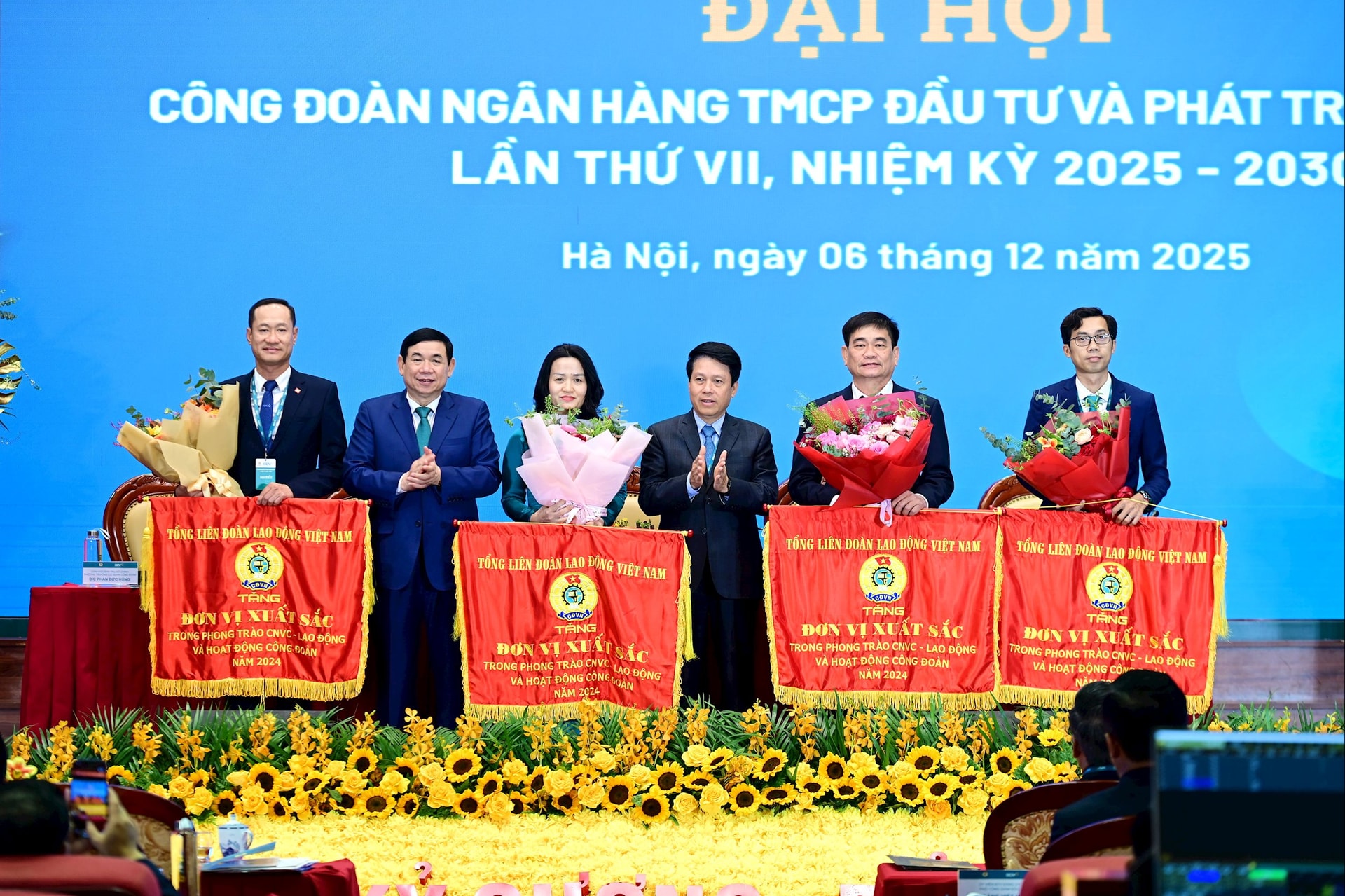 4 Công đoàn cơ sở BIDV nhận Cờ thi đua của Tổng Liên đoàn Lao động Việt nam