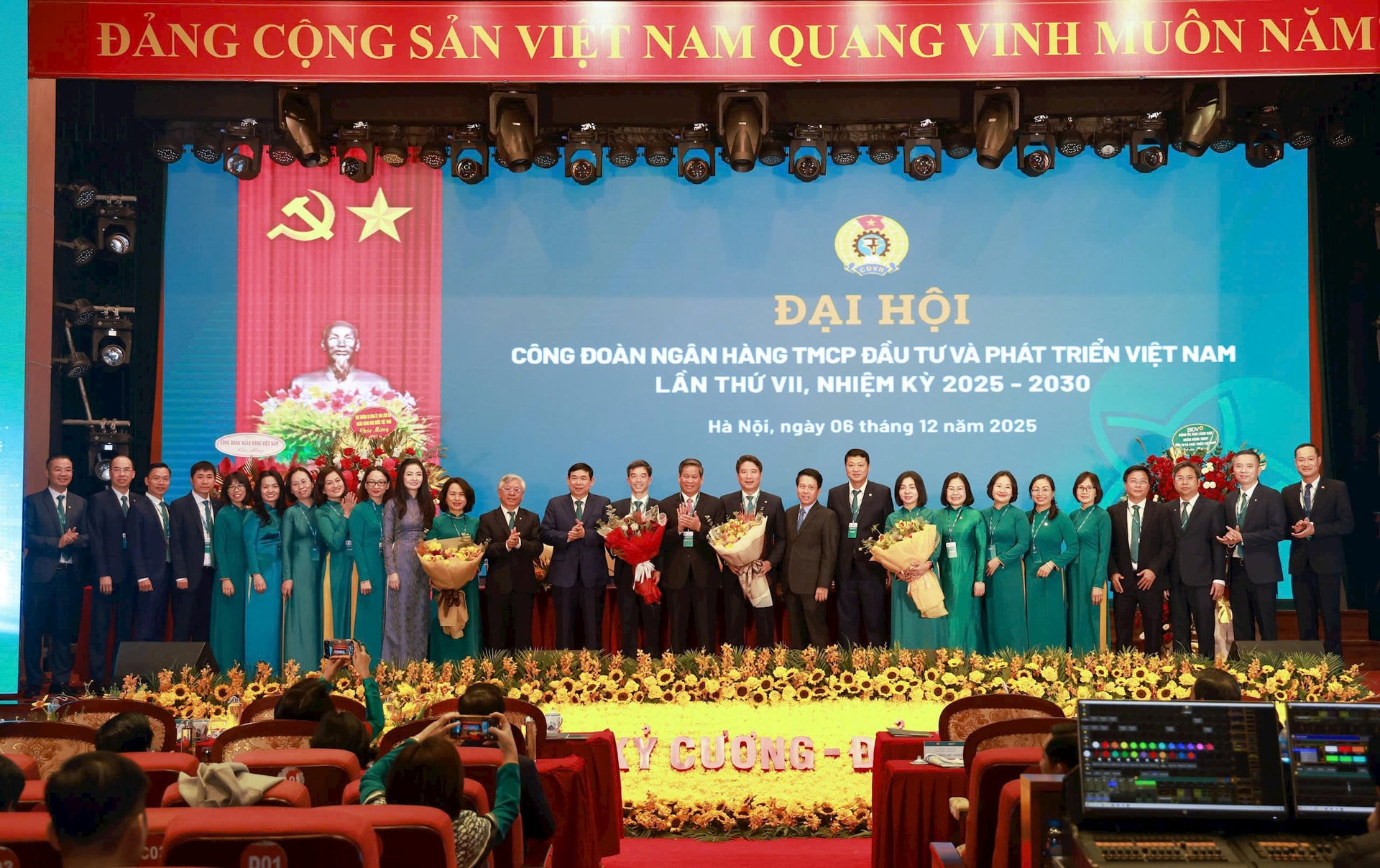 Ban Chấp hành Công đoàn BIDV nhiệm kỳ 2025-2030 chụp ảnh lưu niệm cùng lãnh đạo Tổng Liên đoàn Lao động Việt nam, Lãnh đạo NHNNVN , lãnh đạo Công đoàn NHVN và đại diện Ban lãnh đạo BIDV.