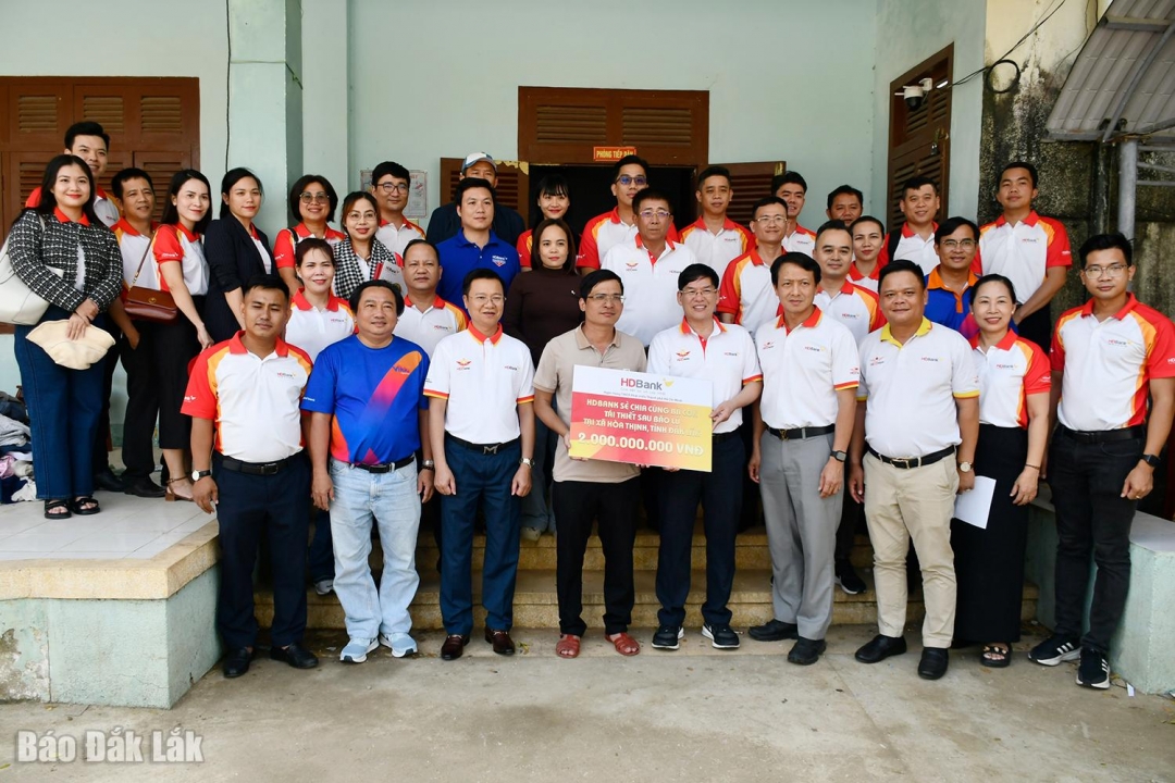 Đoàn công tác của HDBank trao 2 tỷ đồng hỗ trợ người dân xã Hòa Thịnh tái thiết sau thiên tai.