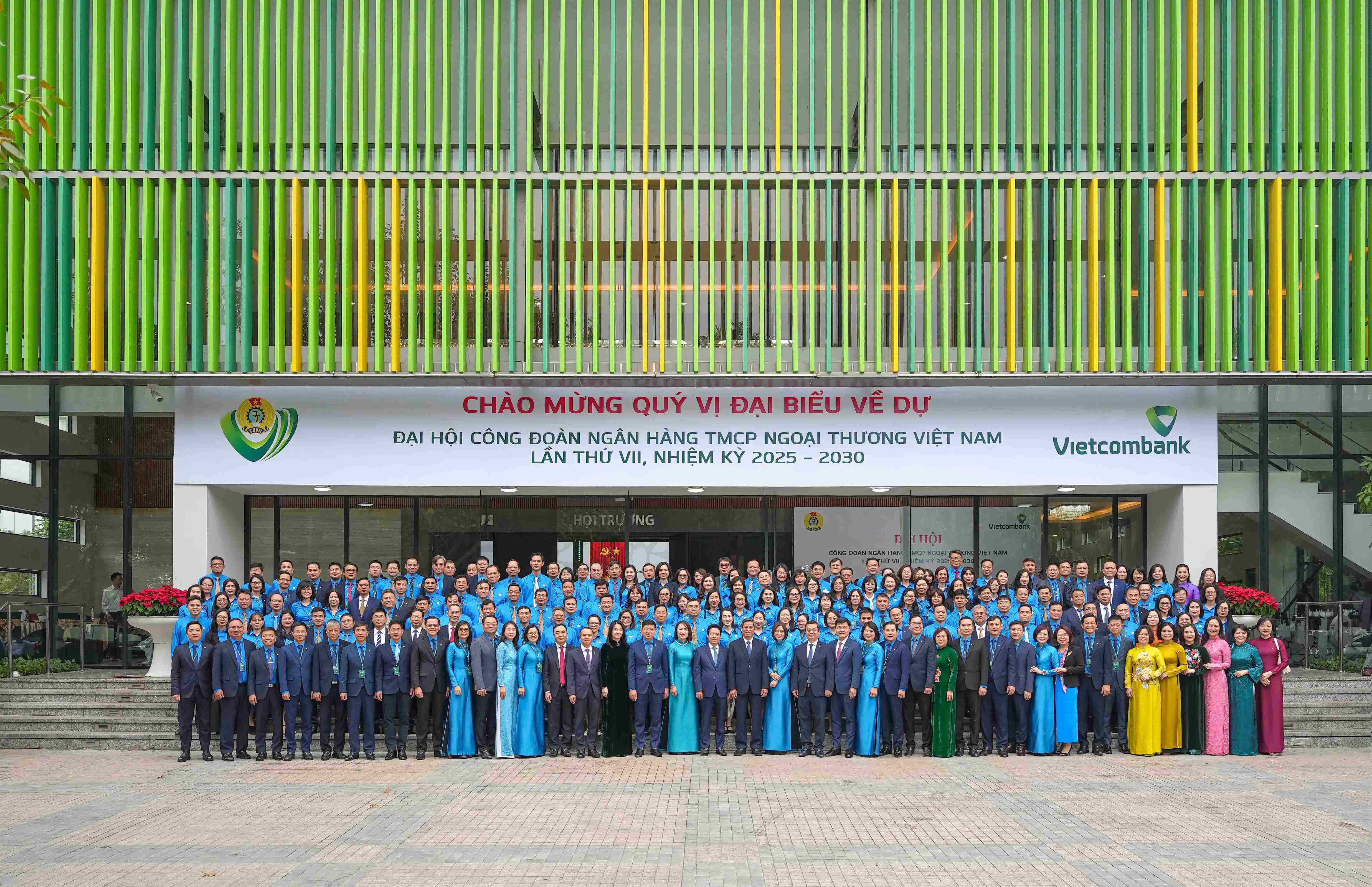 Các đại biểu khách mời cùng toàn thể Đại hội chụp ảnh lưu niệm