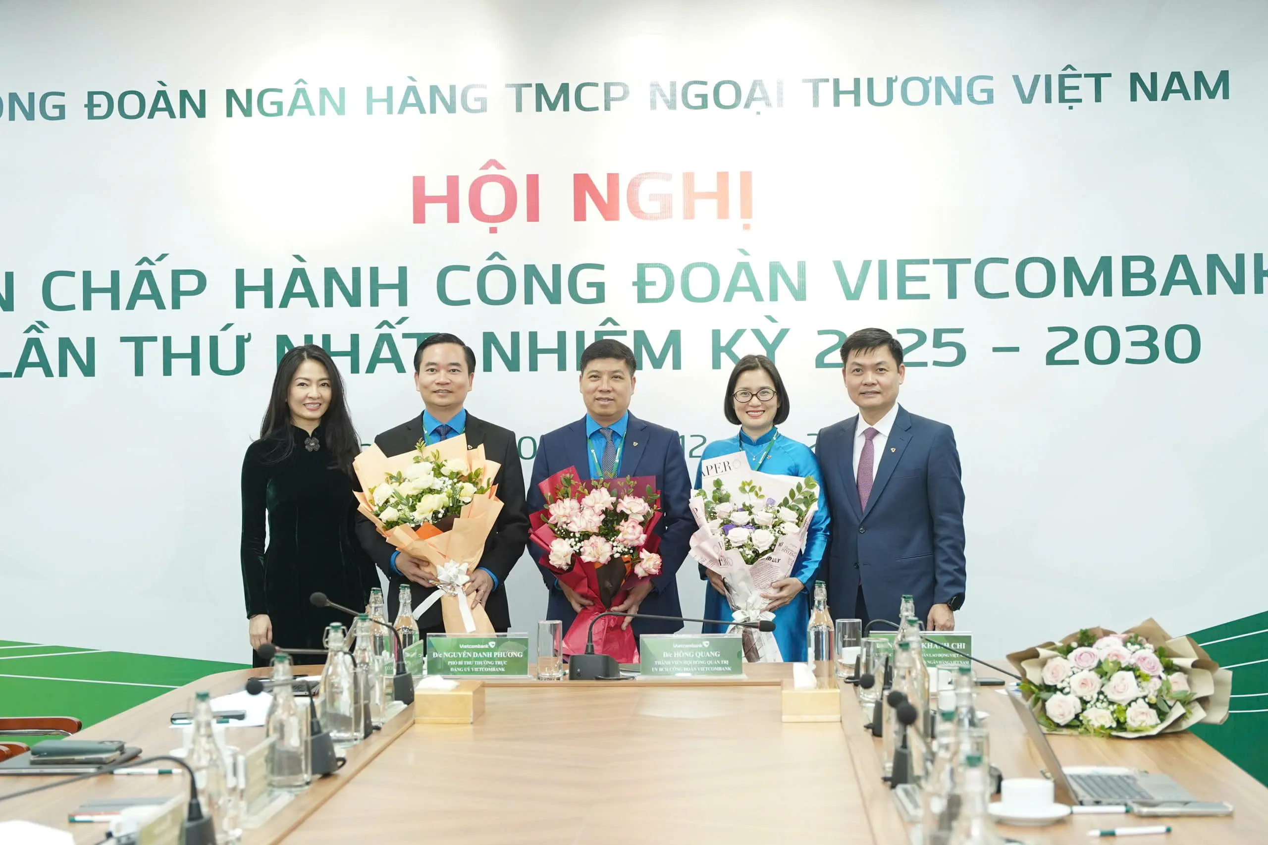 Bà Nguyễn Khánh Chi - Phó Chủ tịch Thường trực Công đoàn NHVN (ngoài cùng bên trái) và ông Nguyễn Danh Phương - Phó Bí thư Thường trực Đảng uỷ Vietcombank (ngoài cùng bên phải) tặng hoa chúc mừng các đồng chí trúng cử Chủ tịch và Phó Chủ tịch Công đoàn Vietcombank