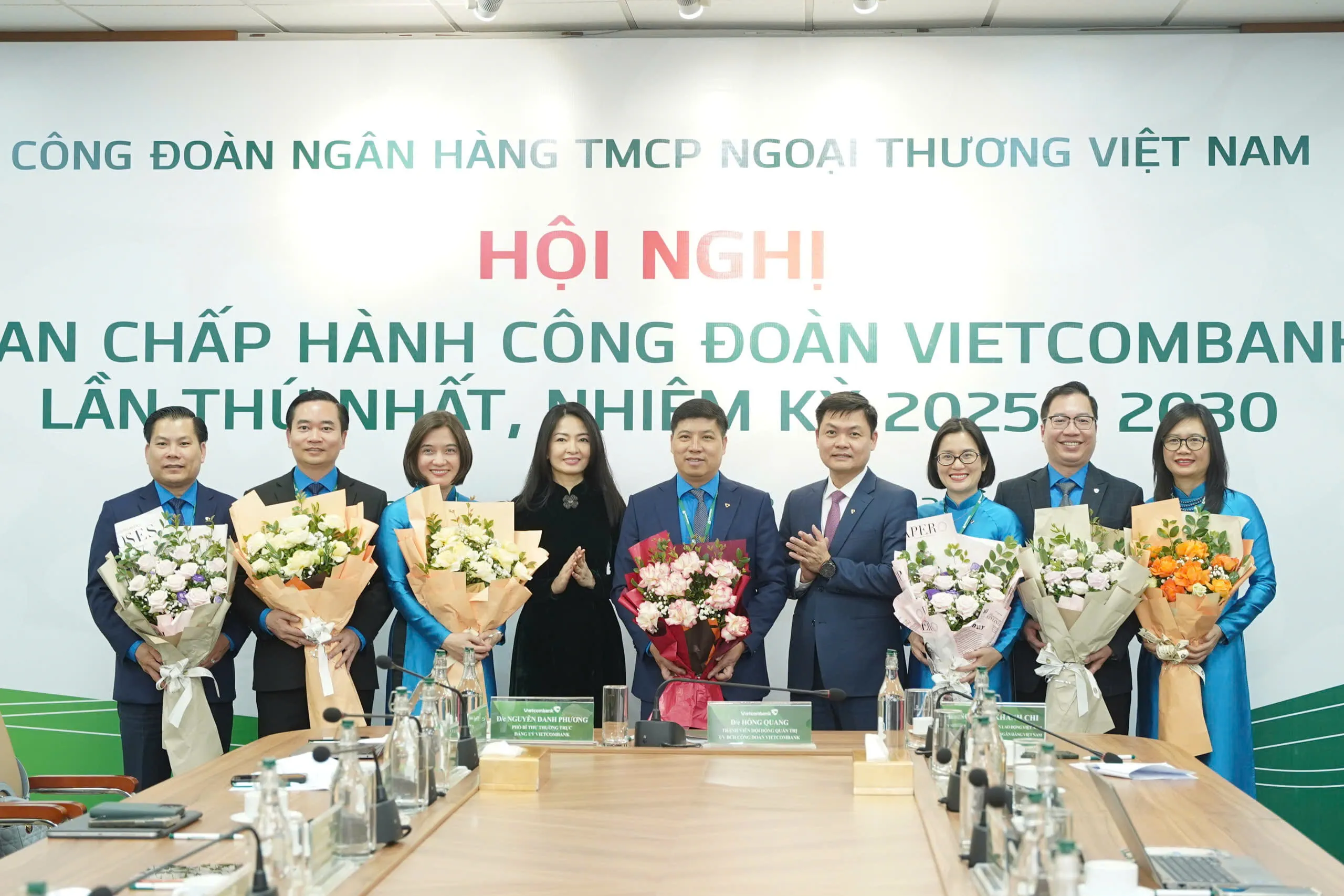 Bà Nguyễn Khánh Chi - Phó Chủ tịch Thường trực Công đoàn NHVN (thứ 6 từ phải sang) và ông Nguyễn Danh Phương - Phó Bí thư Thường trực Đảng uỷ Vietcombank (thứ 6 từ trái sang) tặng hoa chúc mừng Ban Thường vụ Công đoàn Vietcombank Khoá VII