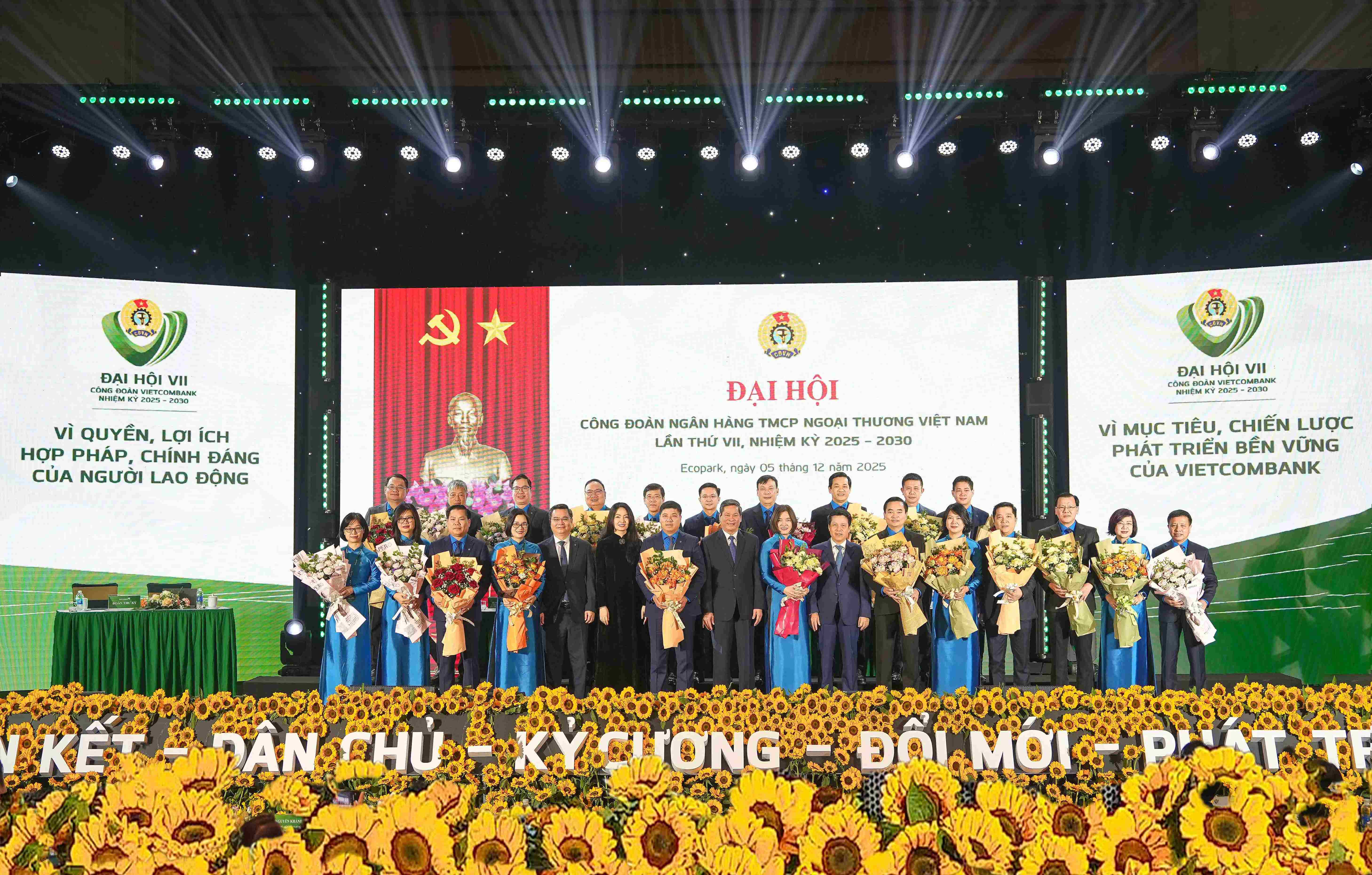 Lãnh đạo NHNN Việt Nam, Tổng LĐLĐ Việt Nam và Công đoàn Ngân hàng Việt Nam cùng Ban lãnh đạo Vietcombank tặng hoa chúc mừng BCH Công đoàn Vietcombank khoá VII, nhiệm kỳ 2025 - 2030