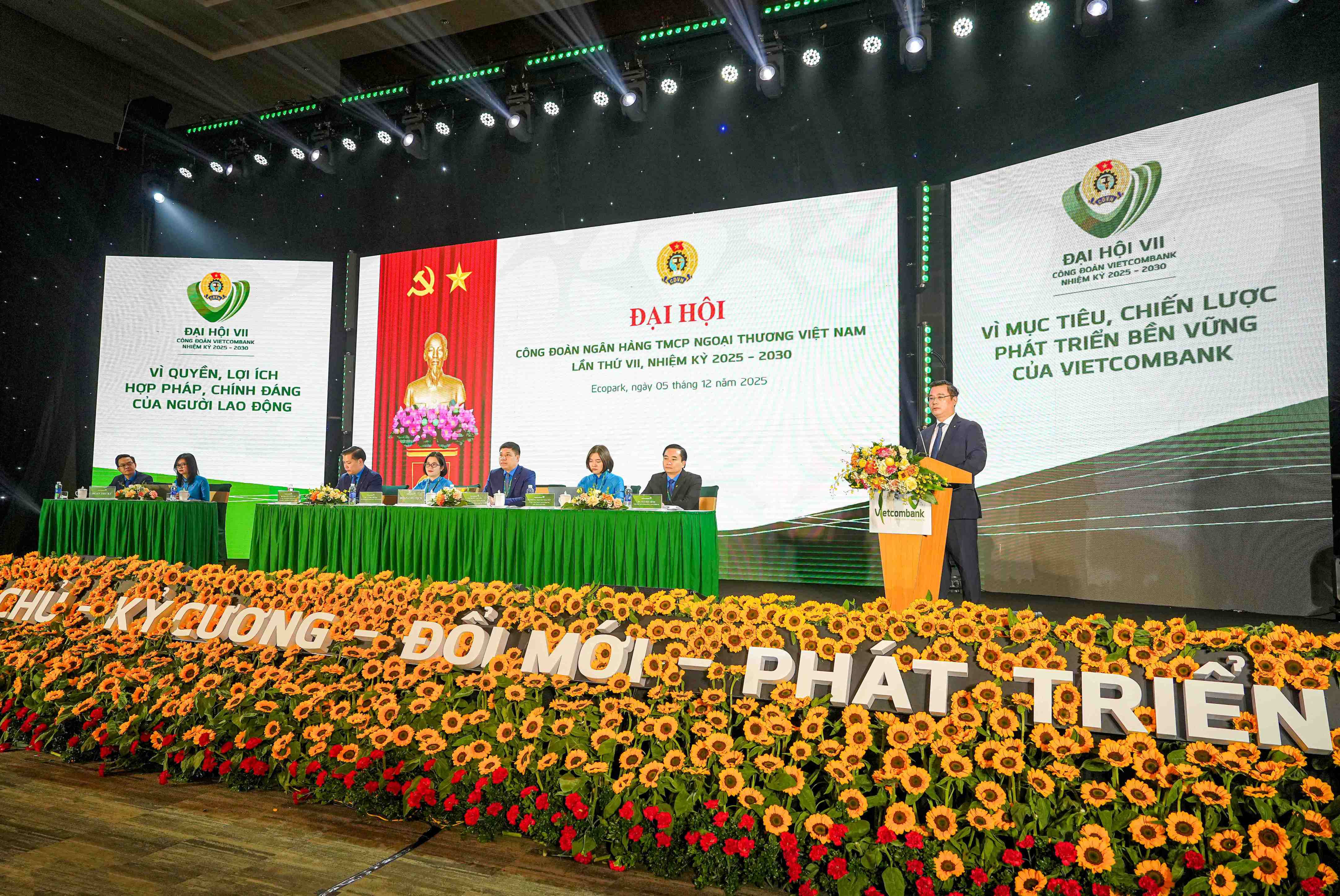 Ông Nguyễn Thanh Tùng - Bí thư Đảng ủy, Chủ tịch HĐQT Vietcombank phát biểu chỉ đạo tại Đại hội