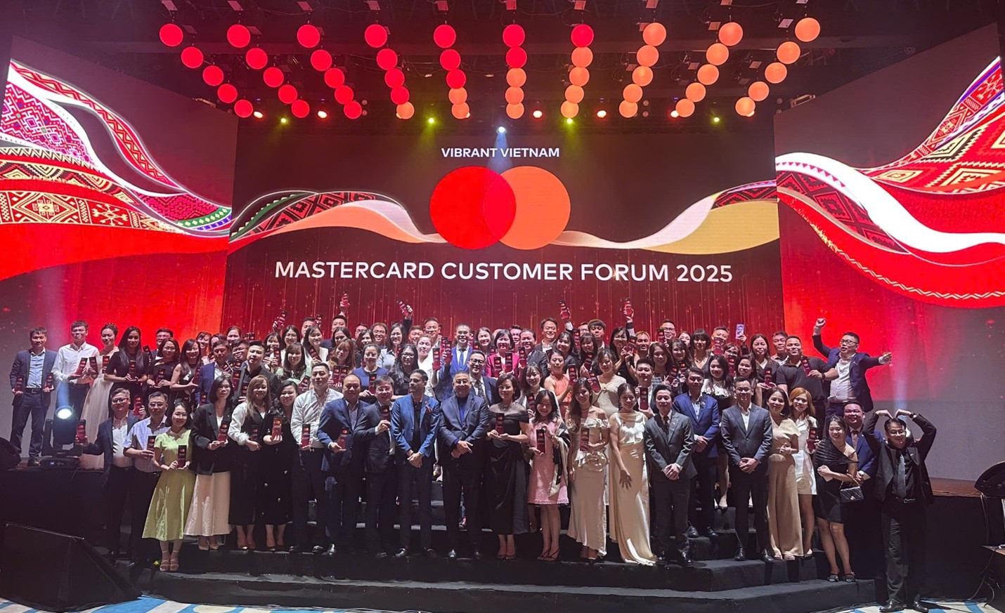 Tối 5/12, hội nghị khách hàng thường niên do Mastercard tổ chức đã diễn ra với sự tham gia của nhiều ngân hàng cùng các tổ chức tài chính tại Việt Nam
