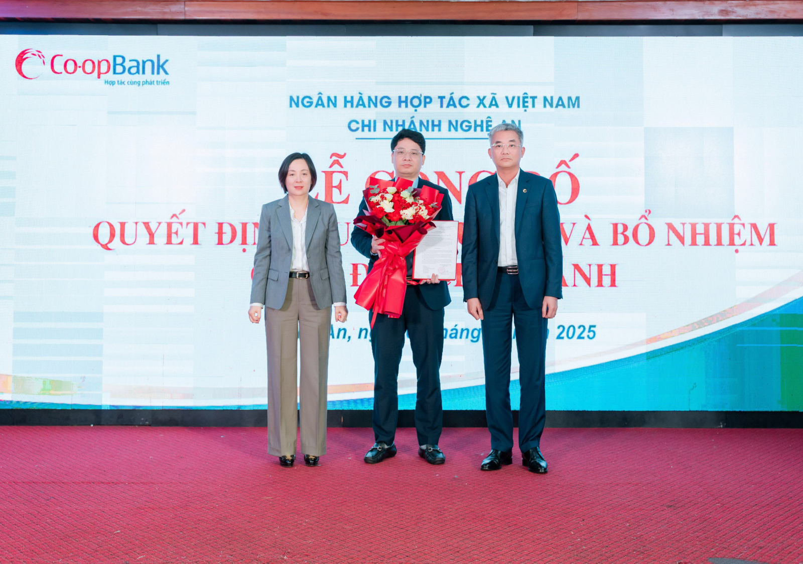 Ông Nguyễn Quốc Cường - Chủ tịch HĐQT Co-opBank và Bà Phạm Thị Hồng Minh - Tổng Giám đốc Co-opBank trao Quyết định và tặng hoa chúc mừng ông Đoàn Trọng Huấn - Giám đốc Co-opBank Chi nhánh Hà Tĩnh được điều động, luân chuyển giữ chức vụ Giám đốc Co-opBank Chi nhánh Nghệ An