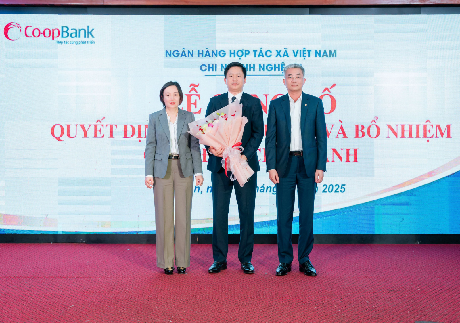 Ông Nguyễn Quốc Cường - Chủ tịch HĐQT Co-opBank và Bà Phạm Thị Hồng Minh - Tổng Giám đốc Co-opBank trao Quyết định và tặng hoa chúc mừng ông Trần Ngọc Thái - Giám đốc Co-opBank Chi nhánh Nghệ An được điều động, luân chuyển giữ chức vụ Giám đốc Co-opBank Chi nhánh Thanh Hoá