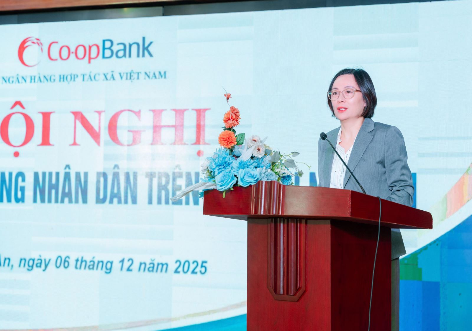 Bà Phạm Thị Hồng Minh - Thành viên HĐQT, Tổng Giám đốc Co-opBank phát biểu tại Hội nghị